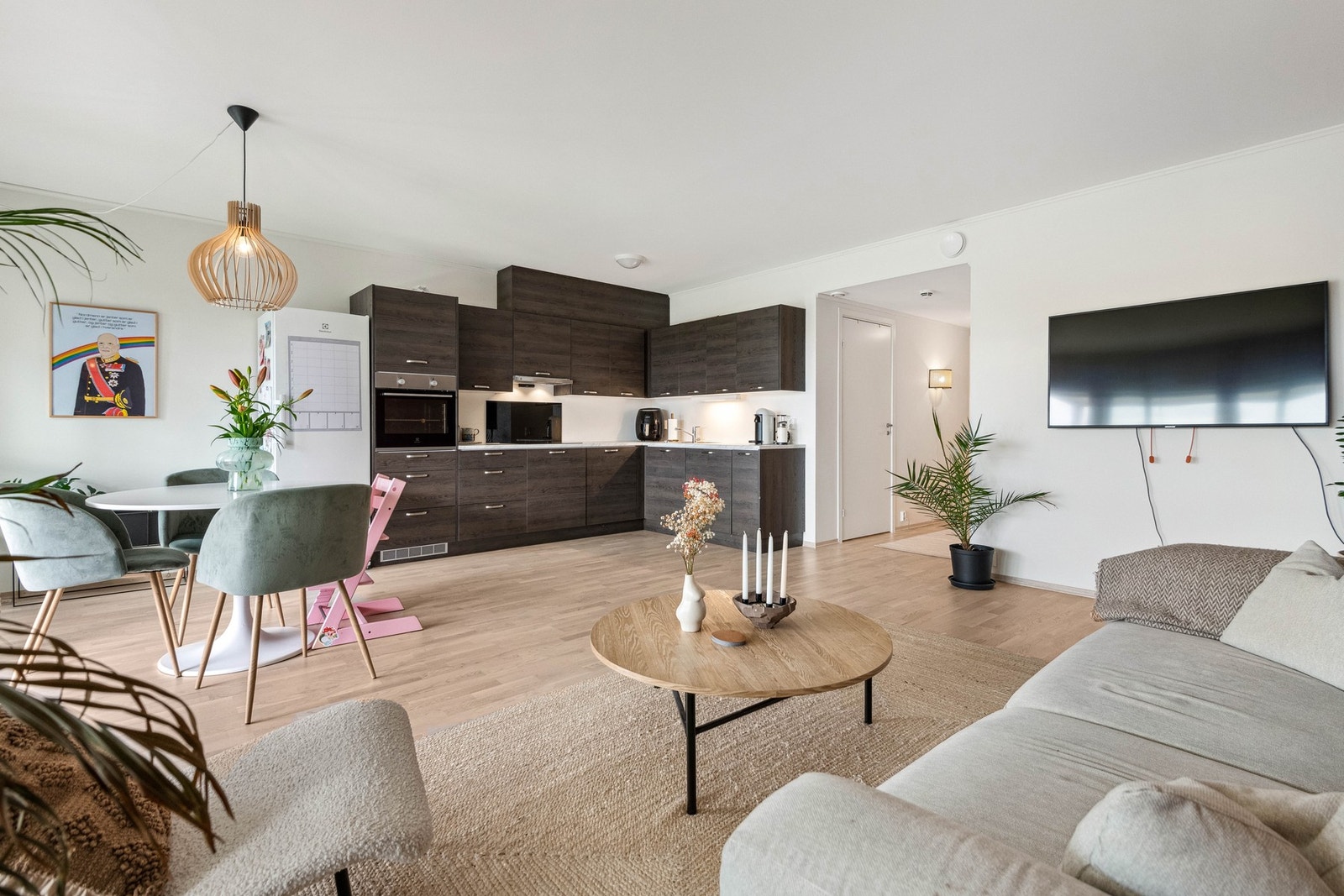 Stue og kjøkken oppleves luftig med sin åpne løsning. Galleribilde