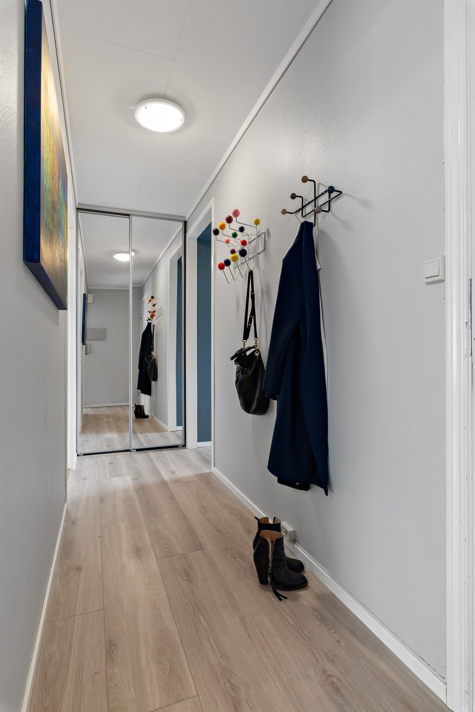 Leiligheten ble oppusset i 2019 og har populære overflater. Galleribilde