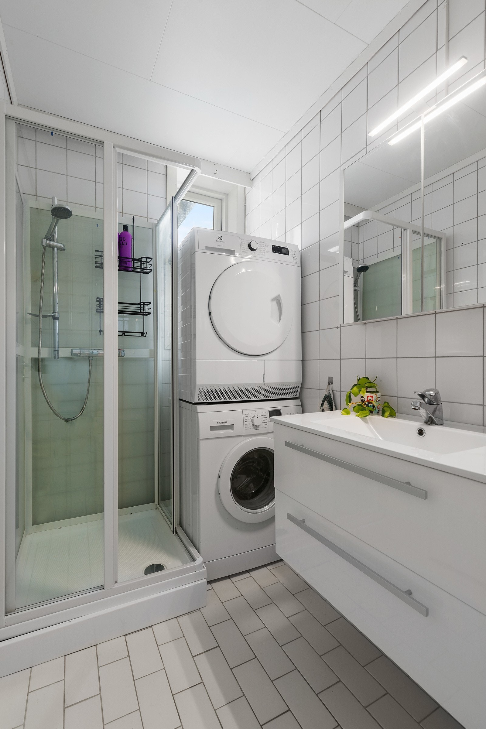 Og er innredet med servant, wc, dusjkabinett og opplegg for vaskemaskin og tørketrommel. Galleribilde