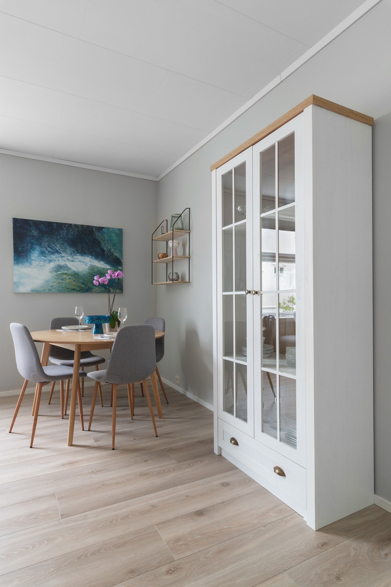 Det er gipsede overflater på vegg og himling, samtidig som det ligger stilren enstavs-laminat på gulvet. Galleribilde