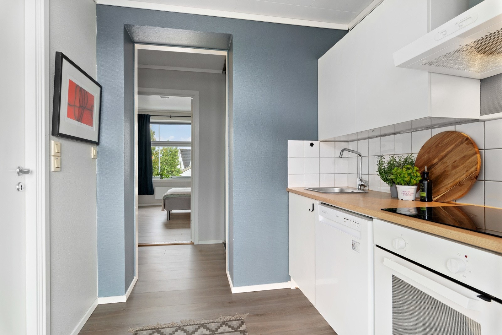 Kjøkkenet er nytt av 2019 og har hvite kjøkkenfronter med benkeplate av laminat. Galleribilde