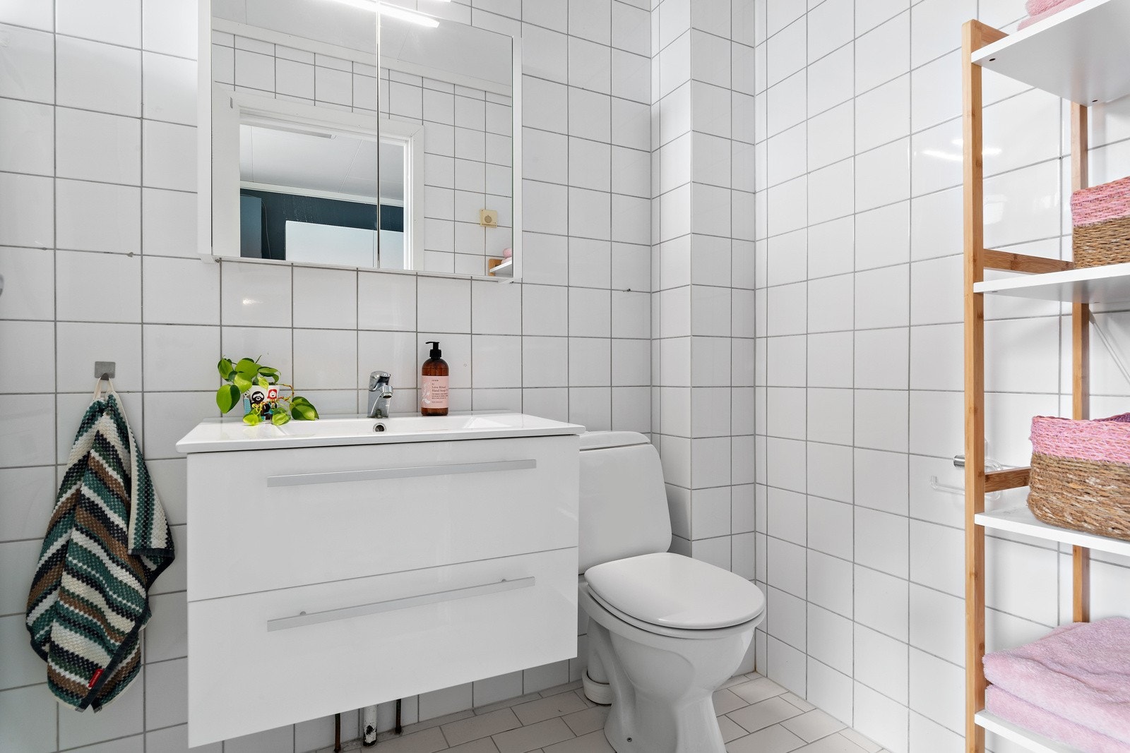 Badet er helfliset med varmekabler i gulvet. Galleribilde