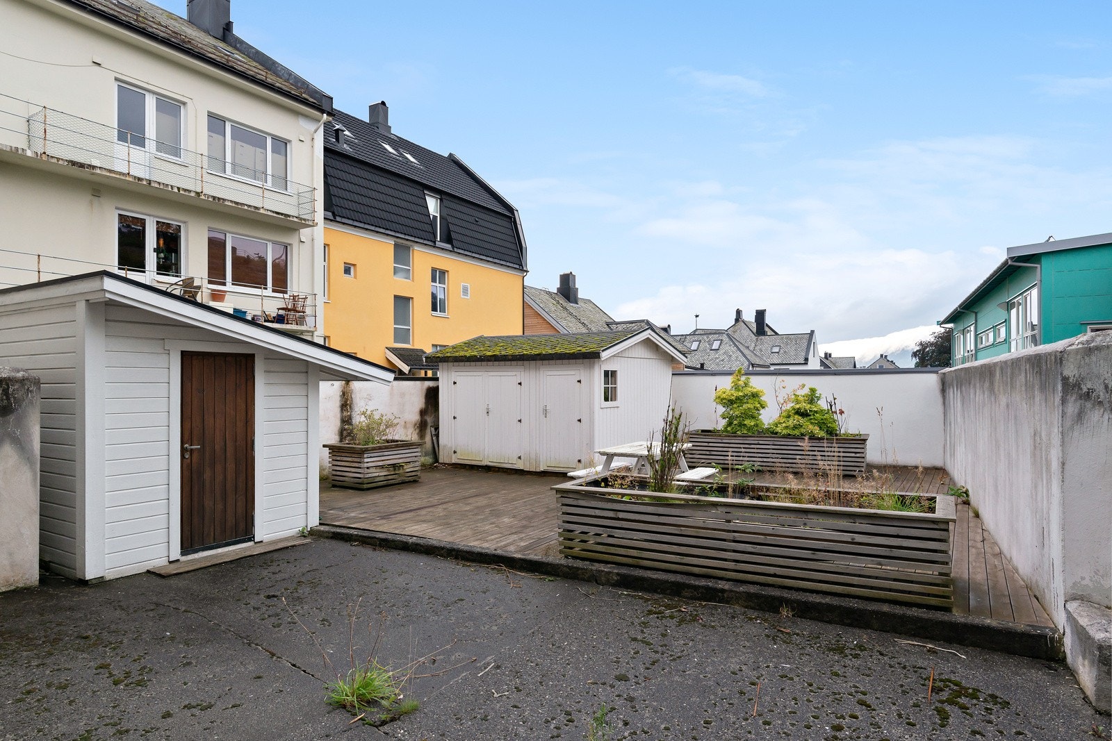 Sameiet har også en felles uteplass. Fine lufteområder finnes også på Storhaugen med fantastisk panoramautsikt mot Sukkertoppen, bysentrum og mot Giske. Galleribilde