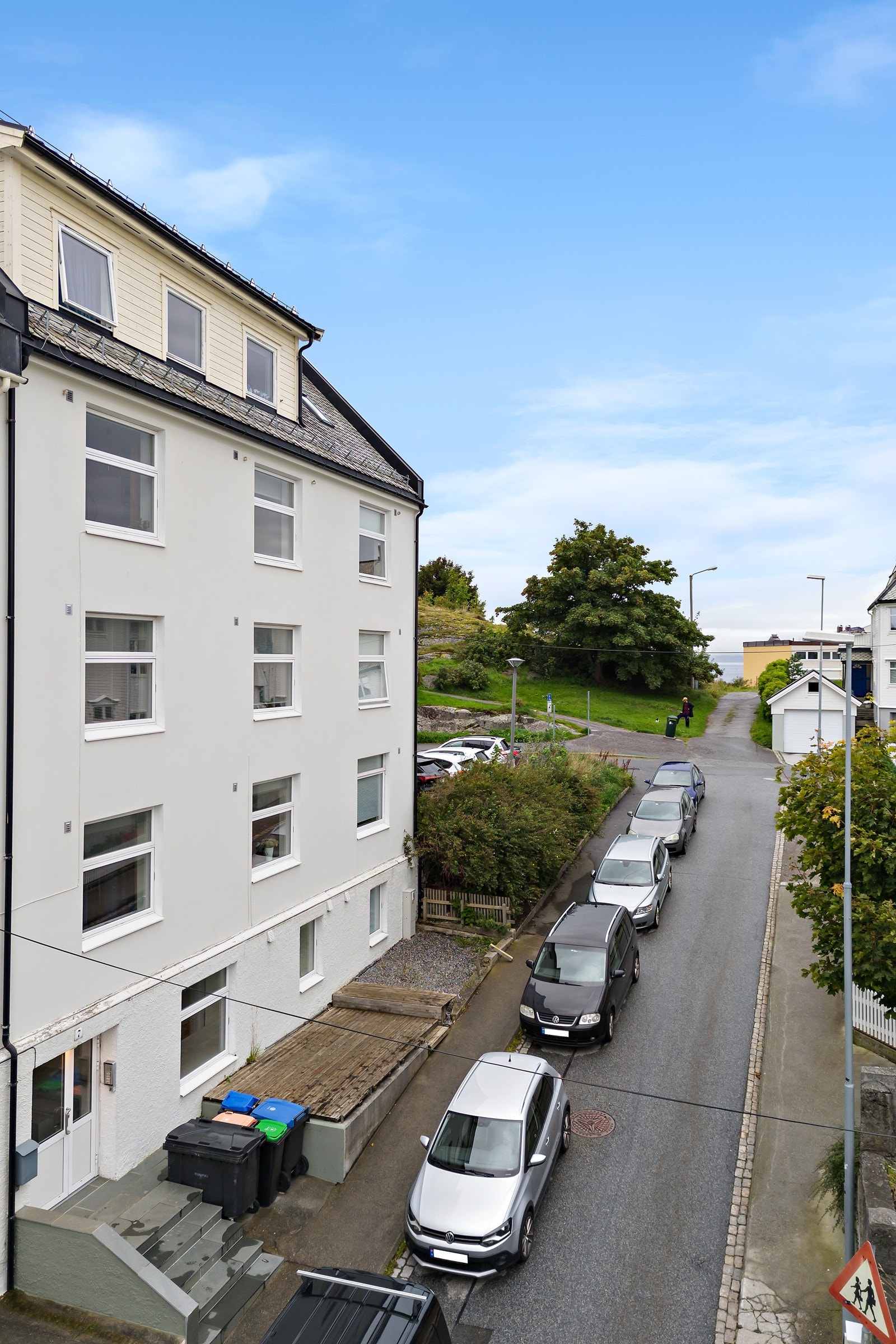 Utenfor er det soneparkering til kr 750,- per år. Galleribilde