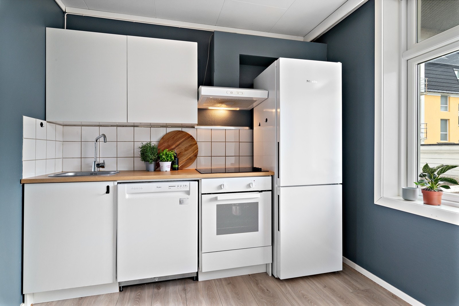 Hvitevarer på kjøkkenet vil medfølge i handelen. Galleribilde