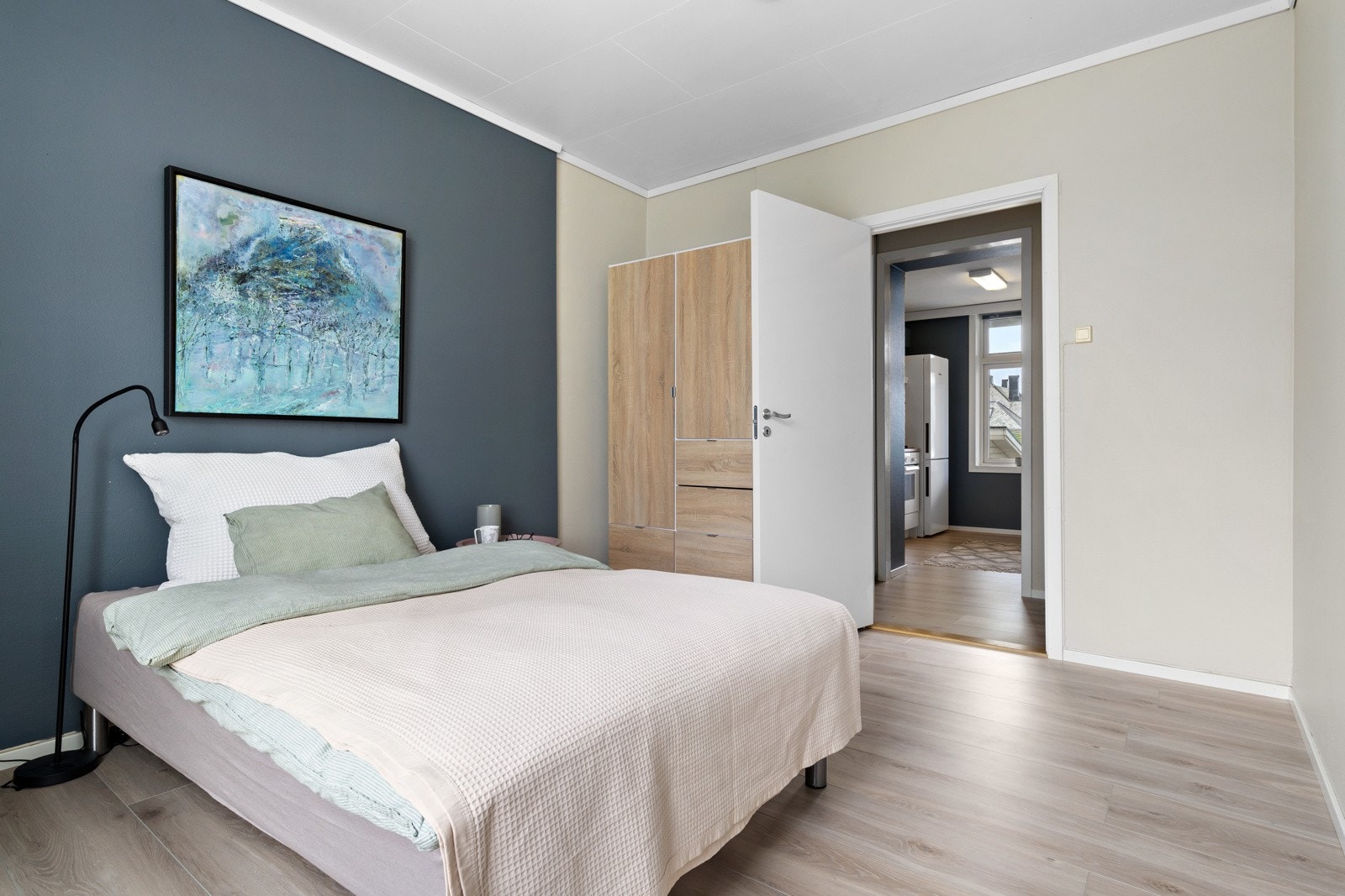 Soverommet har god størrelse og mer enn god nok plass til dobbelseng. Galleribilde