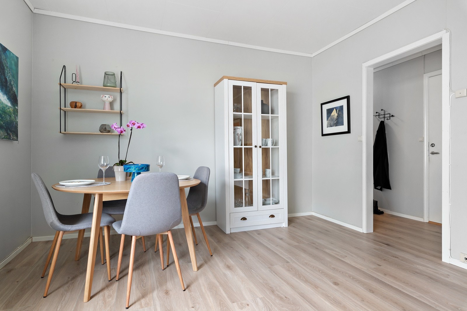 Her er det et lyst inntrykk, store vindusflater og ingen innsyn. Galleribilde