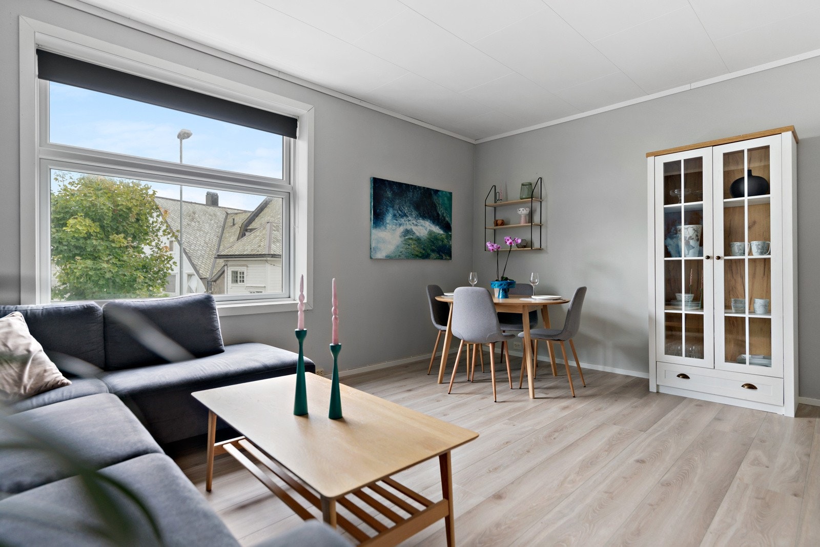 og romslig stue som har plass til både sittegruppe og spiseplass. Galleribilde