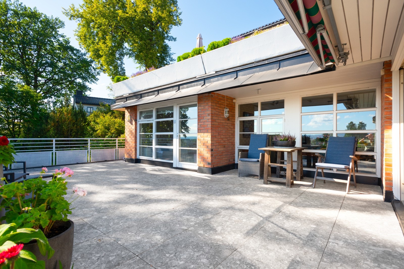 Det er lagt ny membran og steinheller på terrassene. Galleribilde
