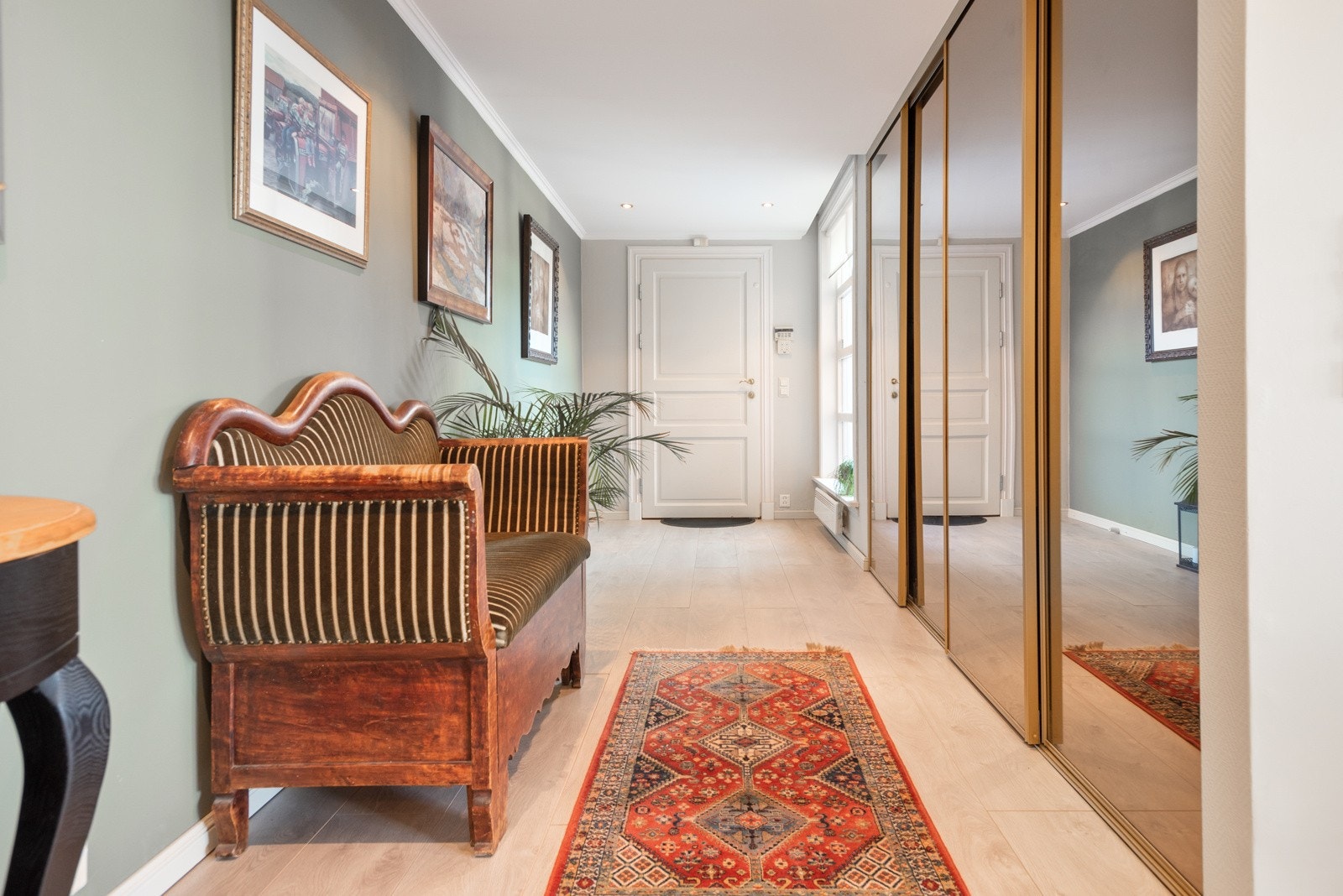 Entréen gir et godt førsteinntrykk av boligen og er innredet med stor skyvedørsgarderobe. Galleribilde
