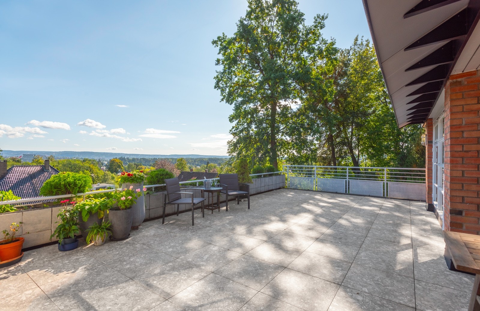 Velkommen til Nedre Ullern terrasse 7 A, en flott hjørneleilighet med svært god intern beliggenhet. Galleribilde
