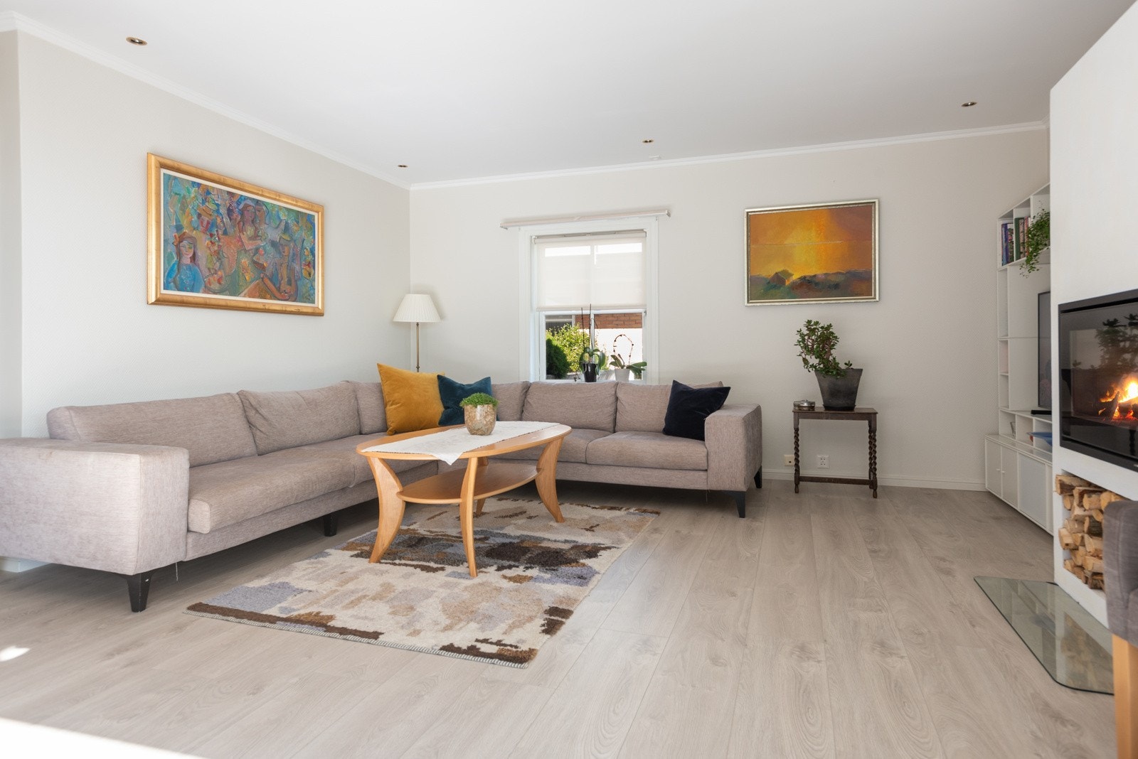 God plass til stor sofagruppe og medievegg. Galleribilde