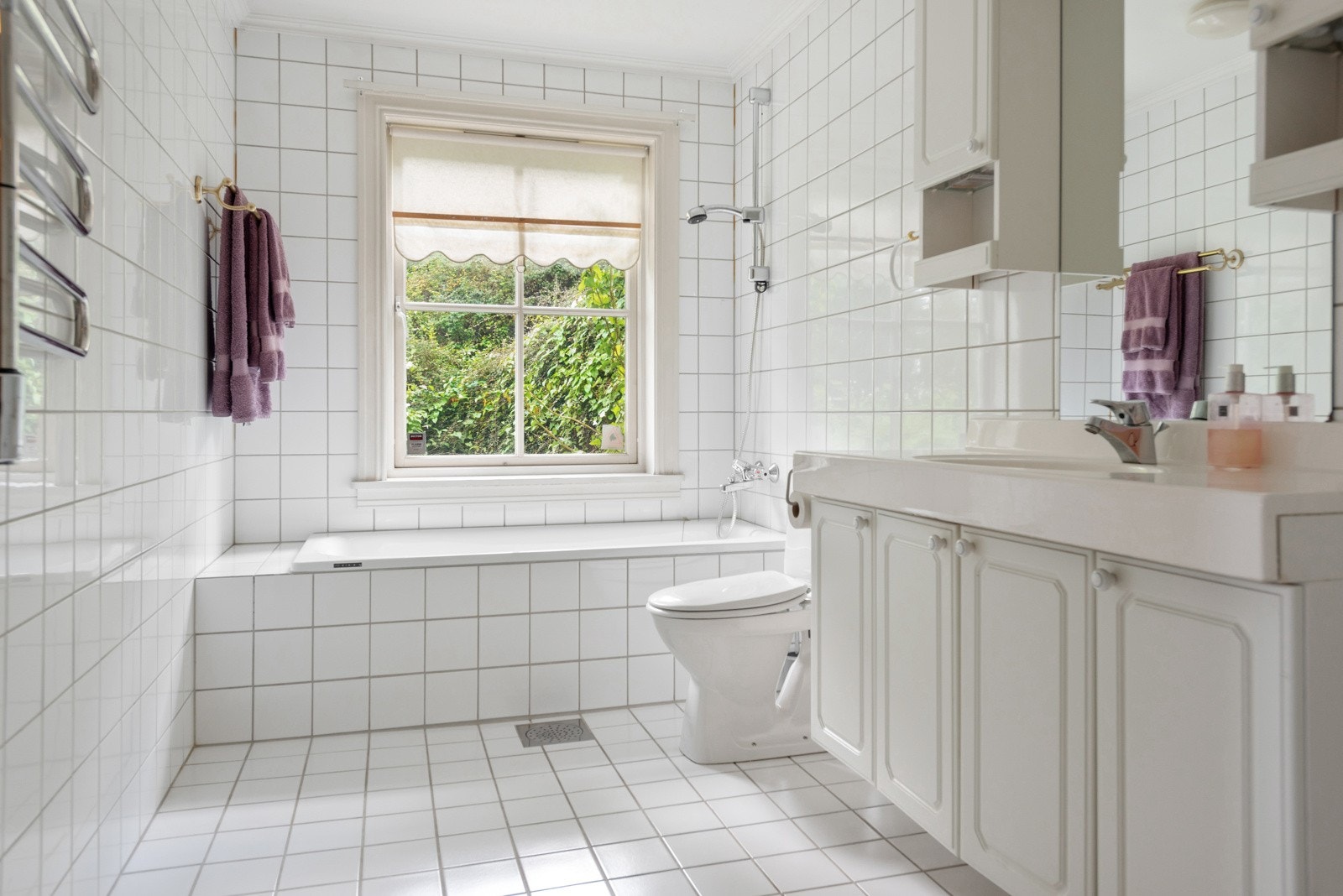 Badet er innredet med både innmurt badekar og dusjhjørne med skyvedører. Galleribilde