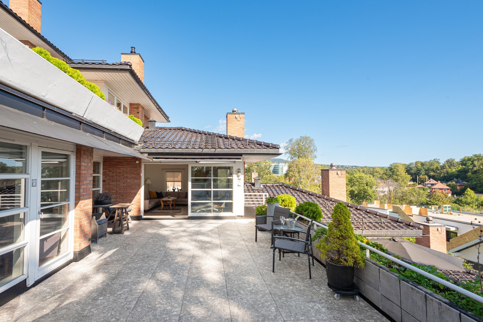 Adkomst fra stuen og hovedsoverom til skjermet terrasse på hele 45 kvm. Galleribilde