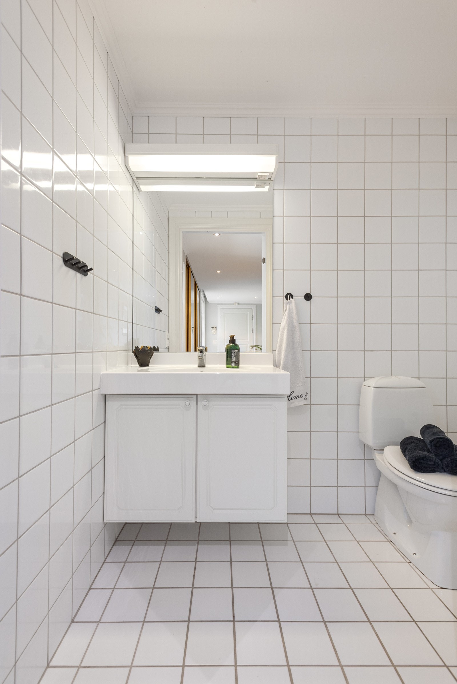 Adkomst fra entré til gjestetoalett. Galleribilde