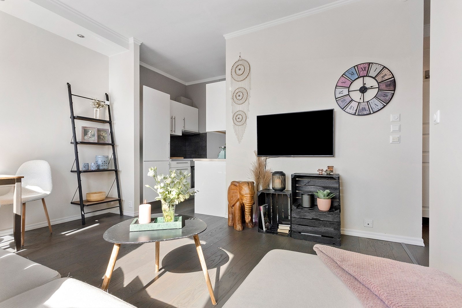 Her er det god plass til spisegruppe, sofagruppe og tv på vegg Galleribilde