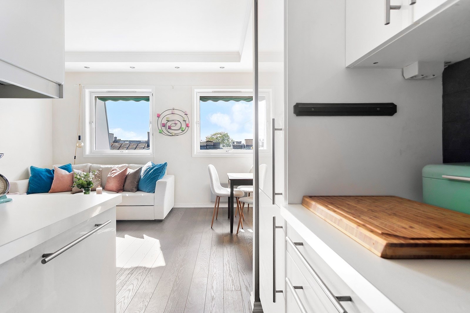 Kjøkkenet har glatte fronter og benkeplate i laminat Galleribilde