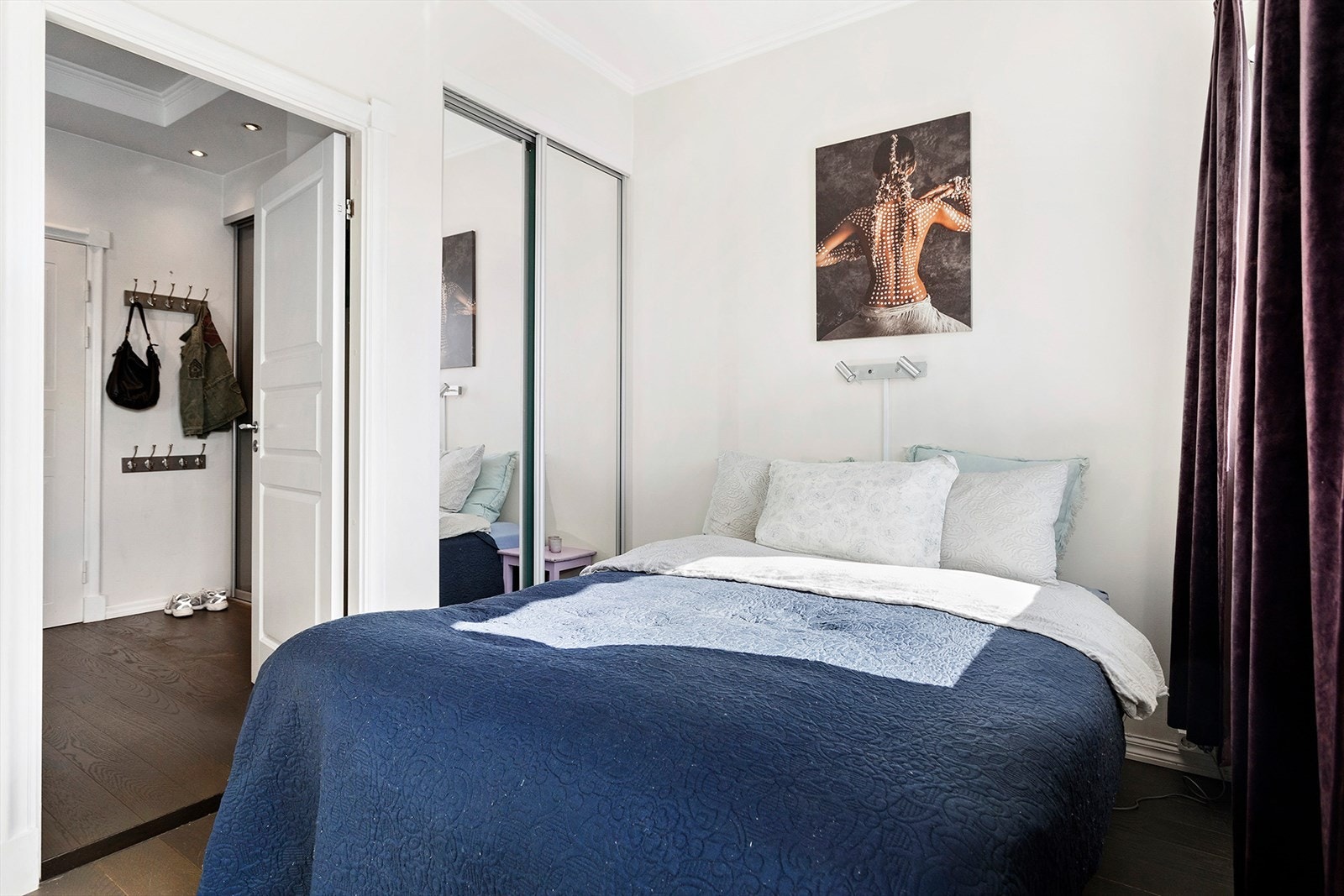 Her er det skyvedørsgarderobe med speildører Galleribilde