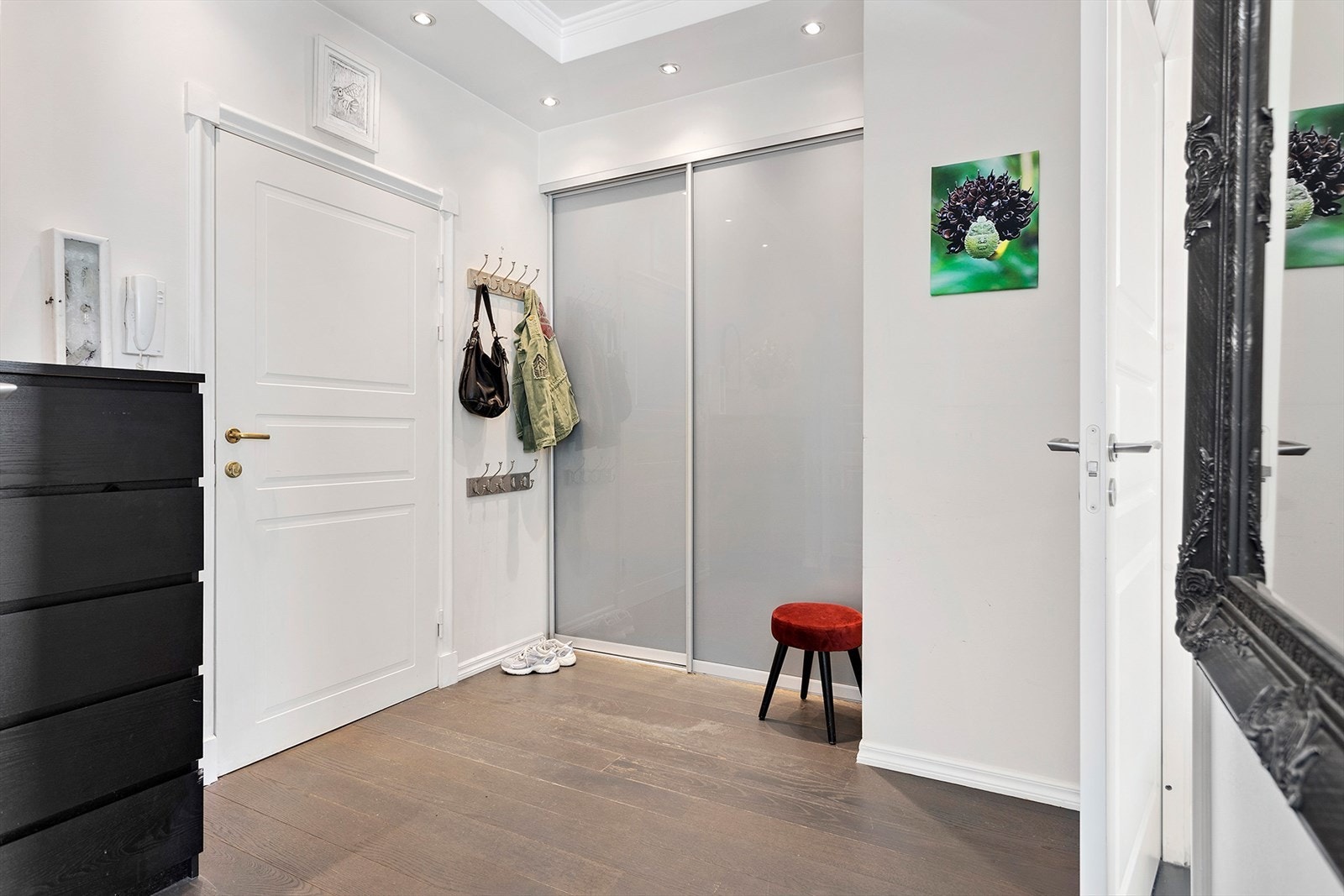 Entréen har klesoppheng på vegg, spotter i tak, skyvedørsgarderobe og ekstra plas til f.eks kommode Galleribilde