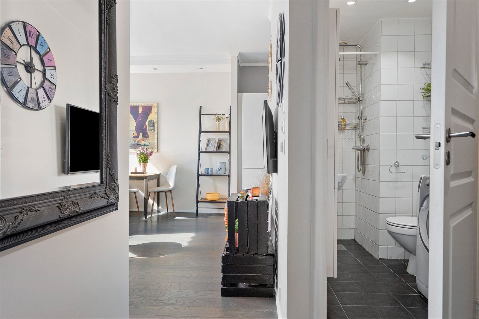 Her ser vi stue/kjøkken og bad fra entré Galleribilde