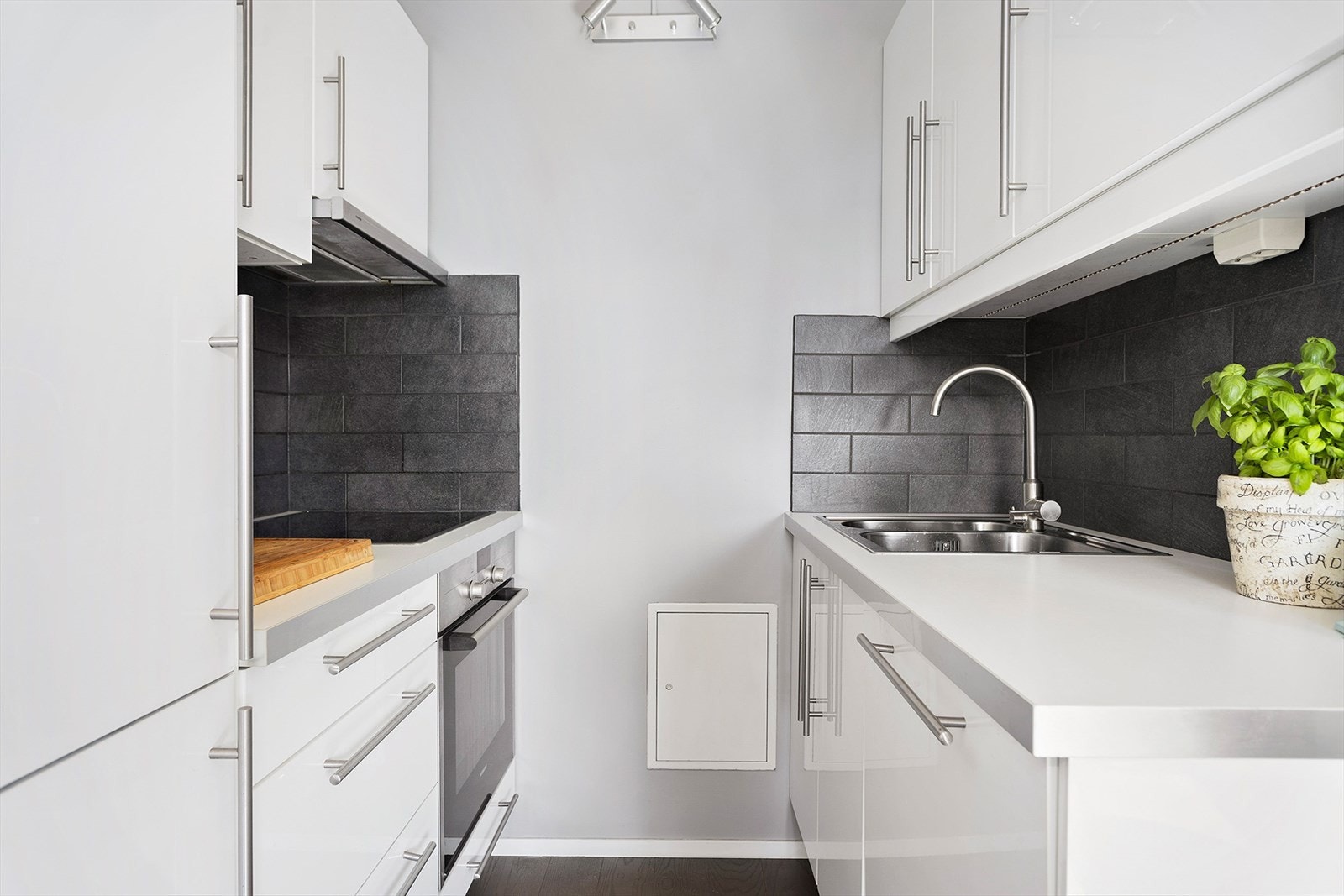 Her er det integrerte hvitevarer og fliser på vegg Galleribilde