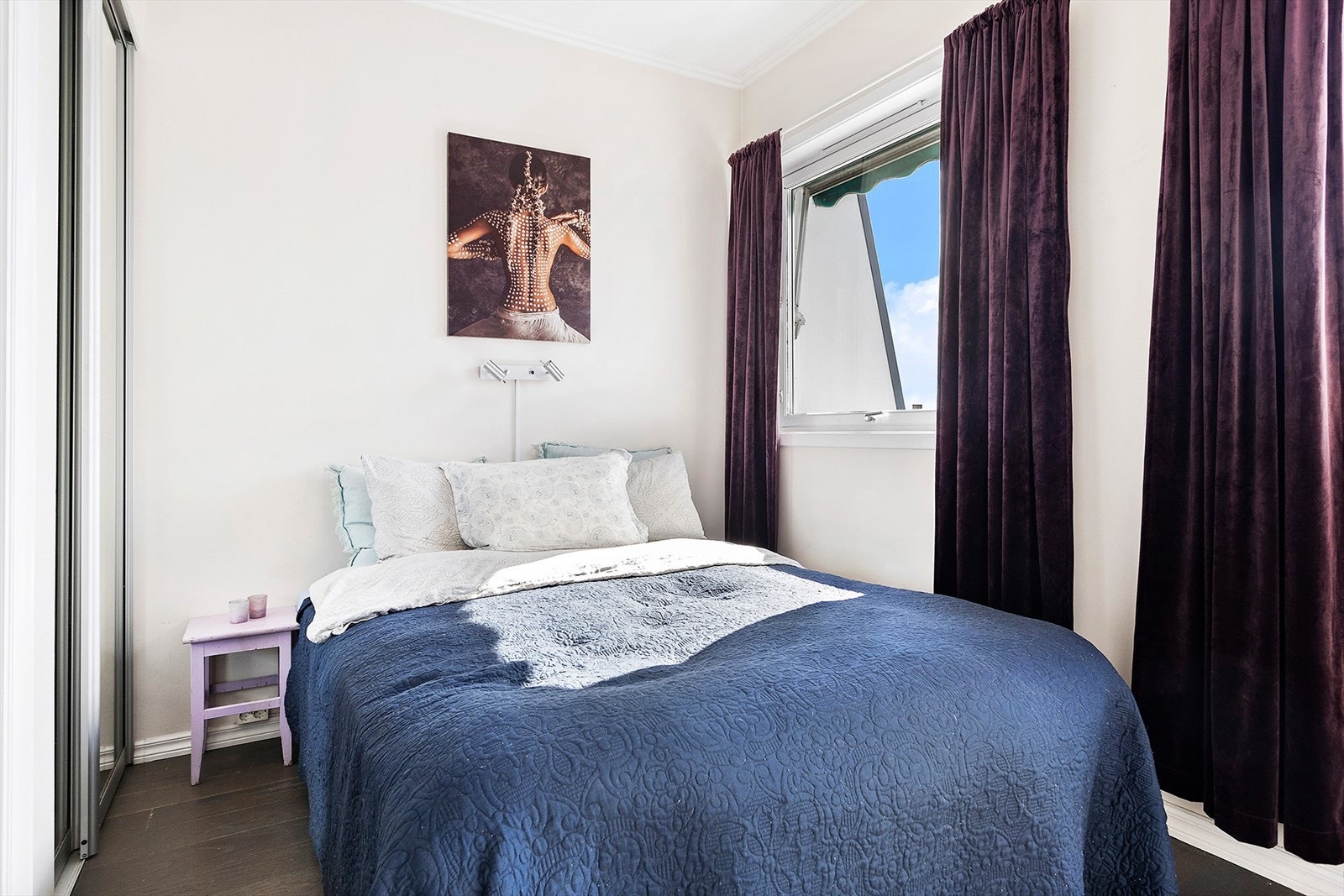 Soverommet er stort nok til dobbeltseng og nattbord hvis ønskelig Galleribilde