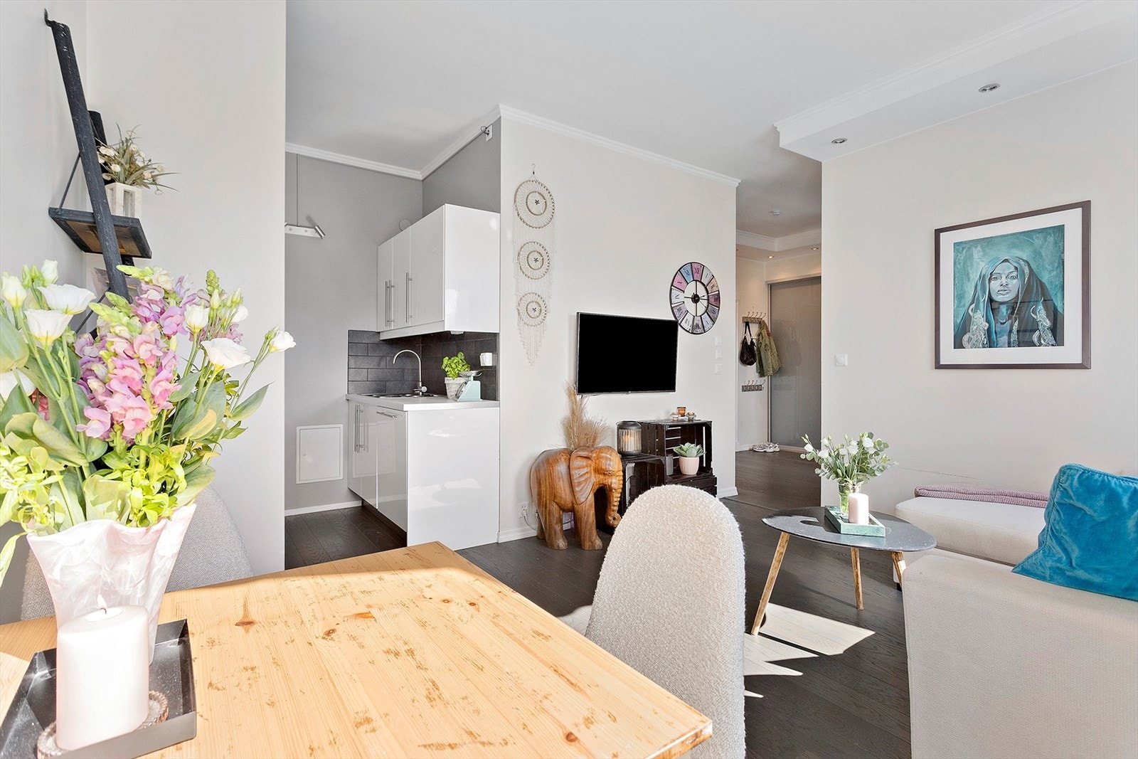 Den åpne stue- og kjøkkenløsningen gjør det lett å underholde gjestene under matlagingen! Galleribilde