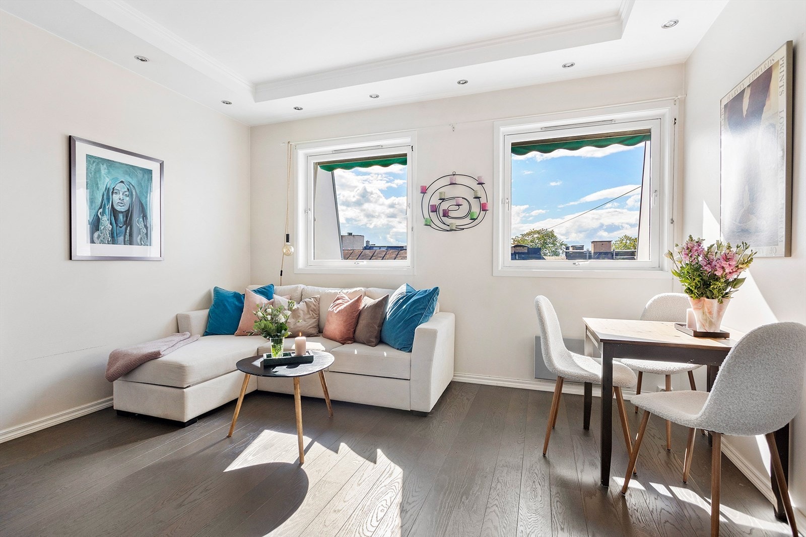 Lys og pen stue med spotter i tak og 1-stavs parkett på gulv Galleribilde