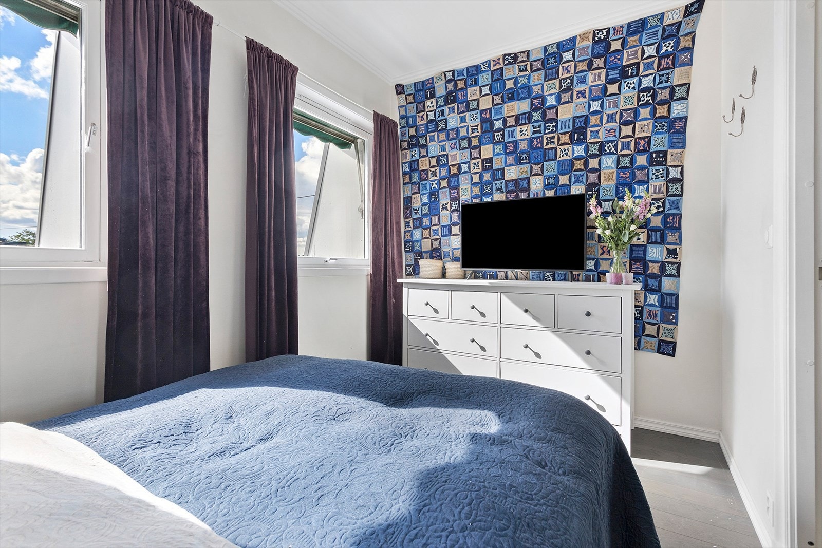 Plass til ekstra lagring, kommode, skap, tv etc i enden av sengen Galleribilde