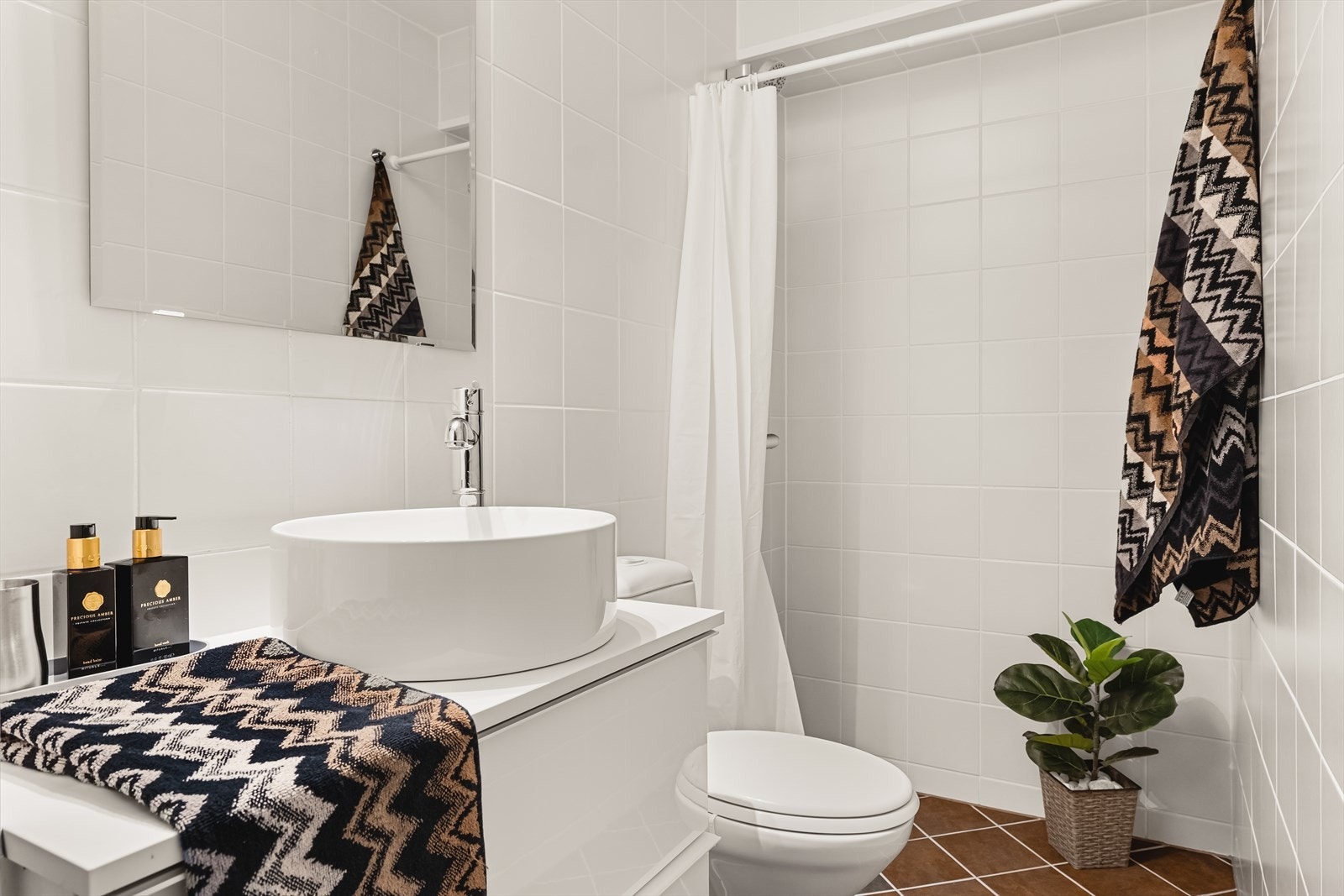 - Det er gulvvarme på ene badet og stråleovn på det andre - Galleribilde