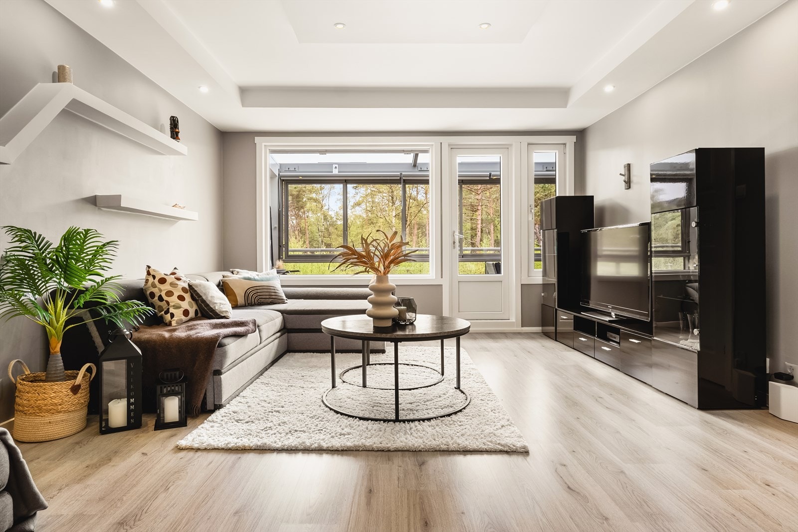 - Leiligheten inneholder entré, stue, kjøkken, tre soverom, to bad og vaskerom - Galleribilde