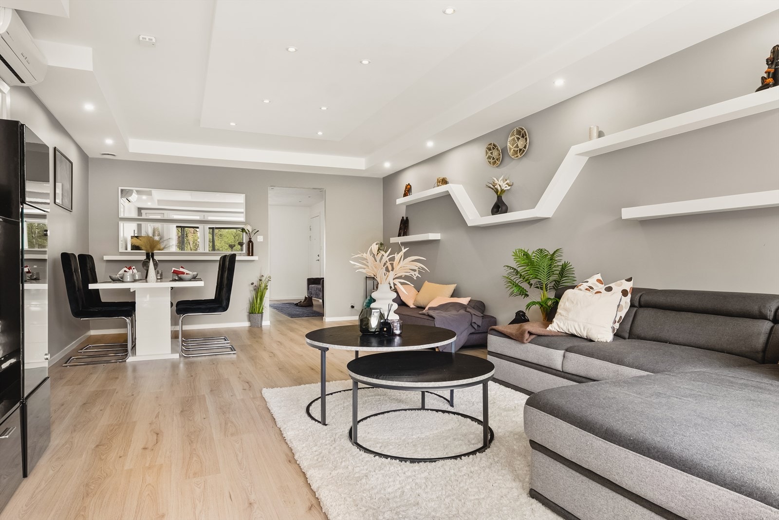 - Stuen måler hele 29,3 m² og lyses pent opp av spotter i himlingen. Merk varmepumpen på veggen! - Galleribilde