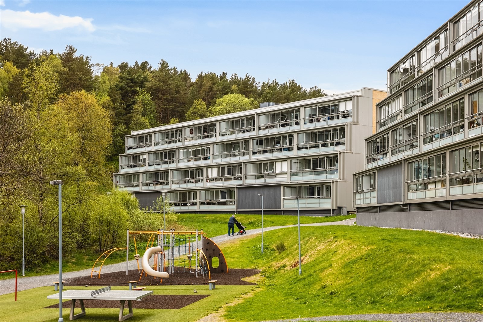 - Langerinden borettslag har stort fokus på et godt bomiljø, og er pent opparbeidet med grøntareal, benker og lekeplasser - Galleribilde