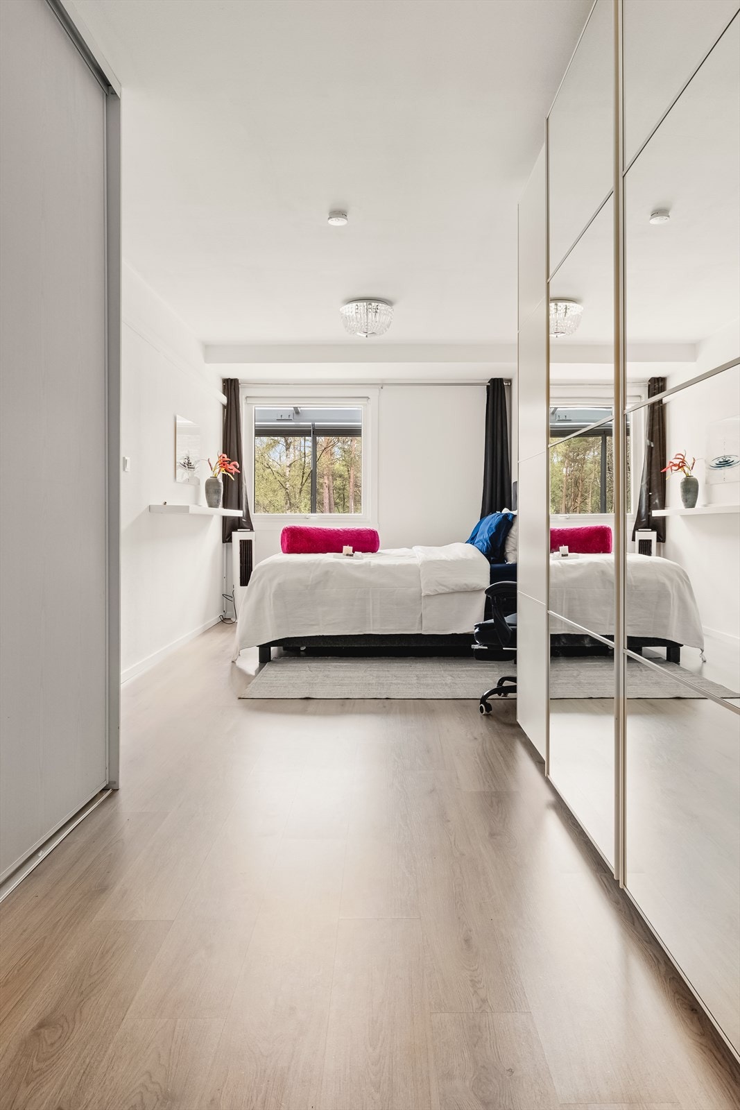 - Nydelig skyvedørsgarderobe langs begge sidene - Galleribilde