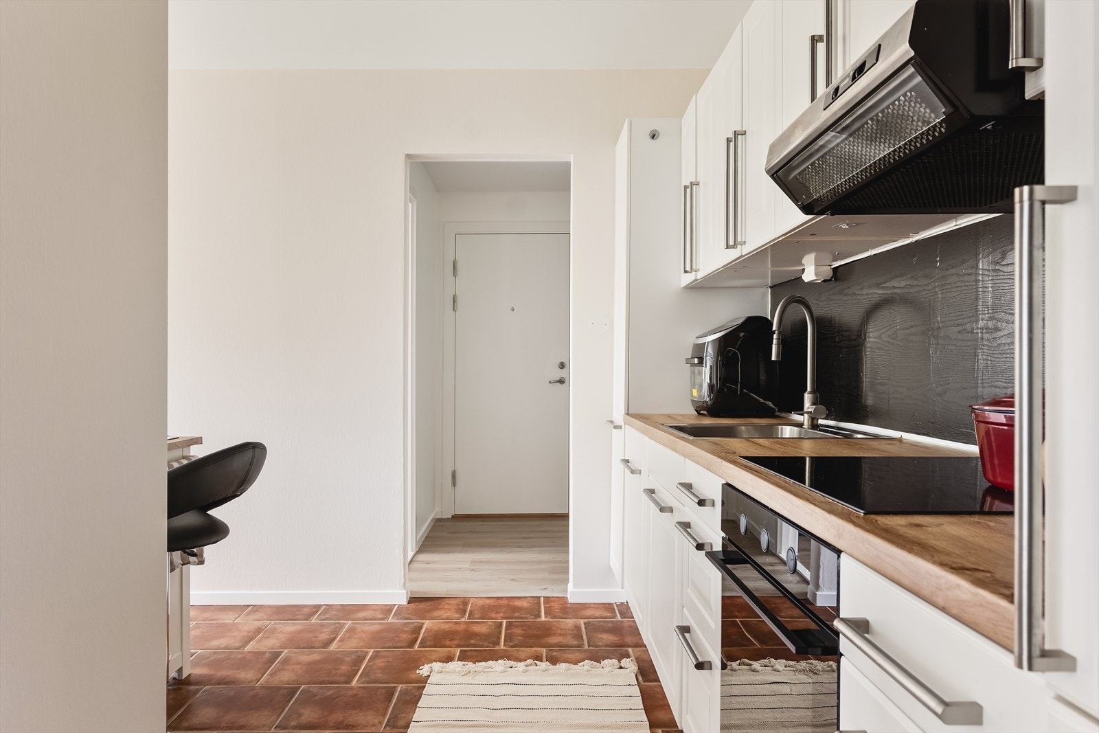 - Kjøkkenet har fliser på gulv - Galleribilde