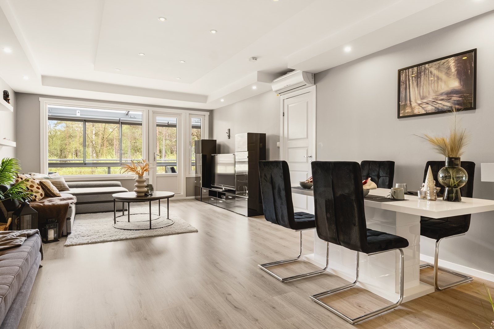 - Stor og flott 4-roms leilighet med fast garasjeplass, solrik innglasset altan, to bad og separat vaskerom - Galleribilde