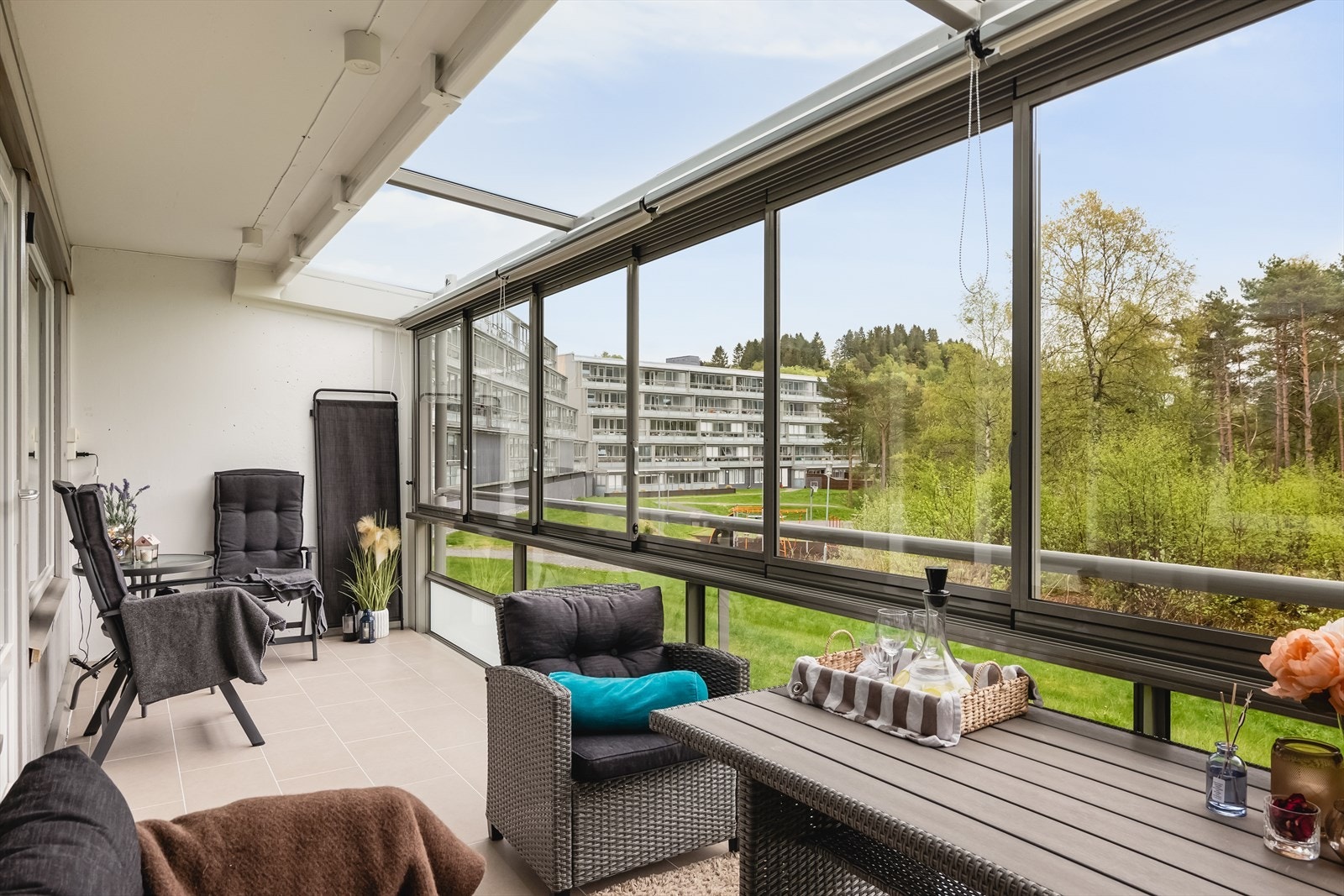 - Innglasset balkong på 14 m². Merk glasstaket som bidrar til et åpent inntrykk - Galleribilde