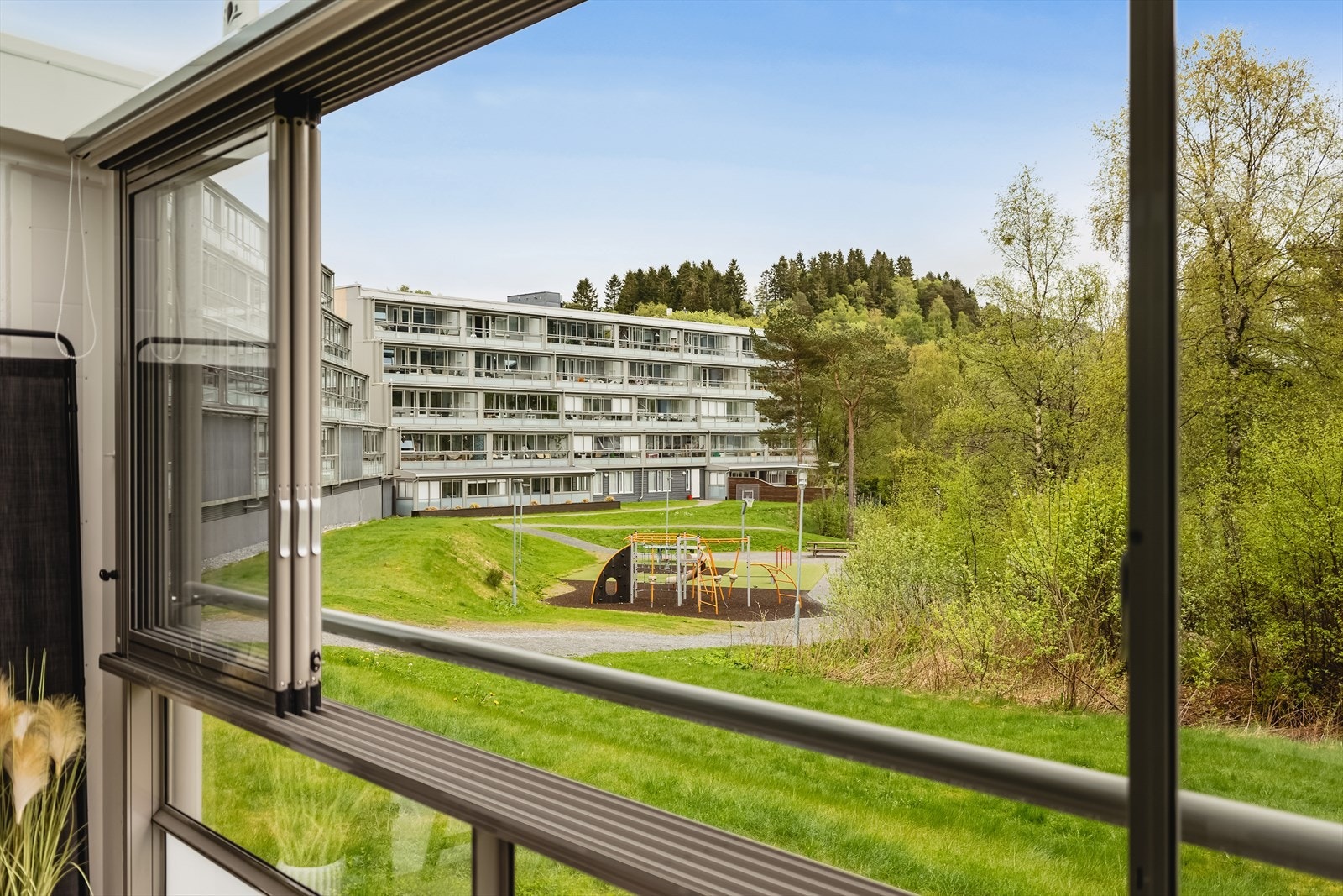 - Det at balkongen er innglasset gjør bruksmulighetene betraktelig større, og utemøbler o.l. kan stå ute hele året. De skyvbare vinduene gjør at balkongen kan nytes uansett årstid - Galleribilde
