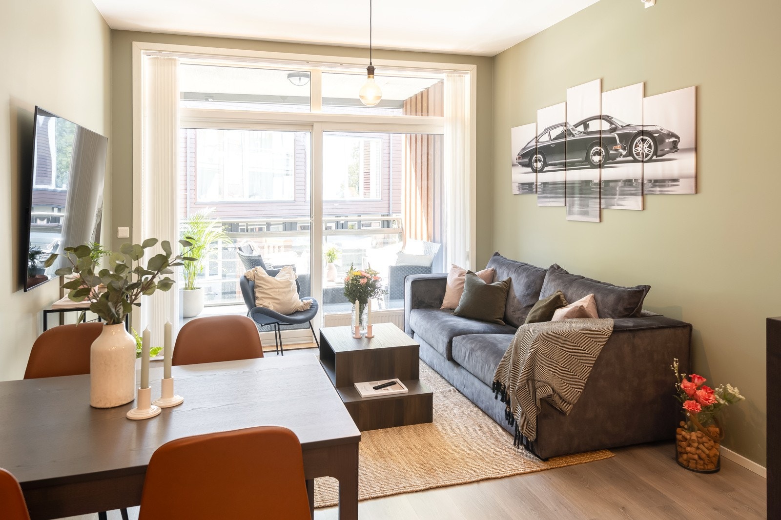Hele leiligheten utenom bad har smartbelysning fra IKEA og alle lys kan dimmes. Galleribilde