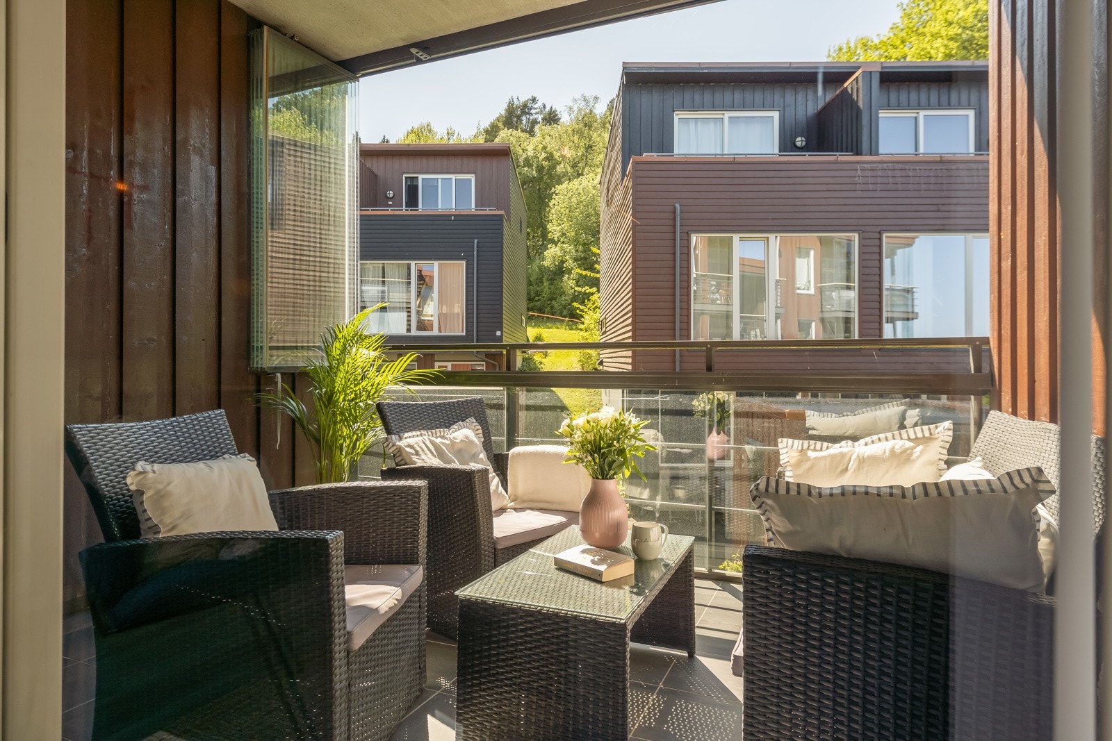 Flislagt balkong med muligheter for grilling. Galleribilde