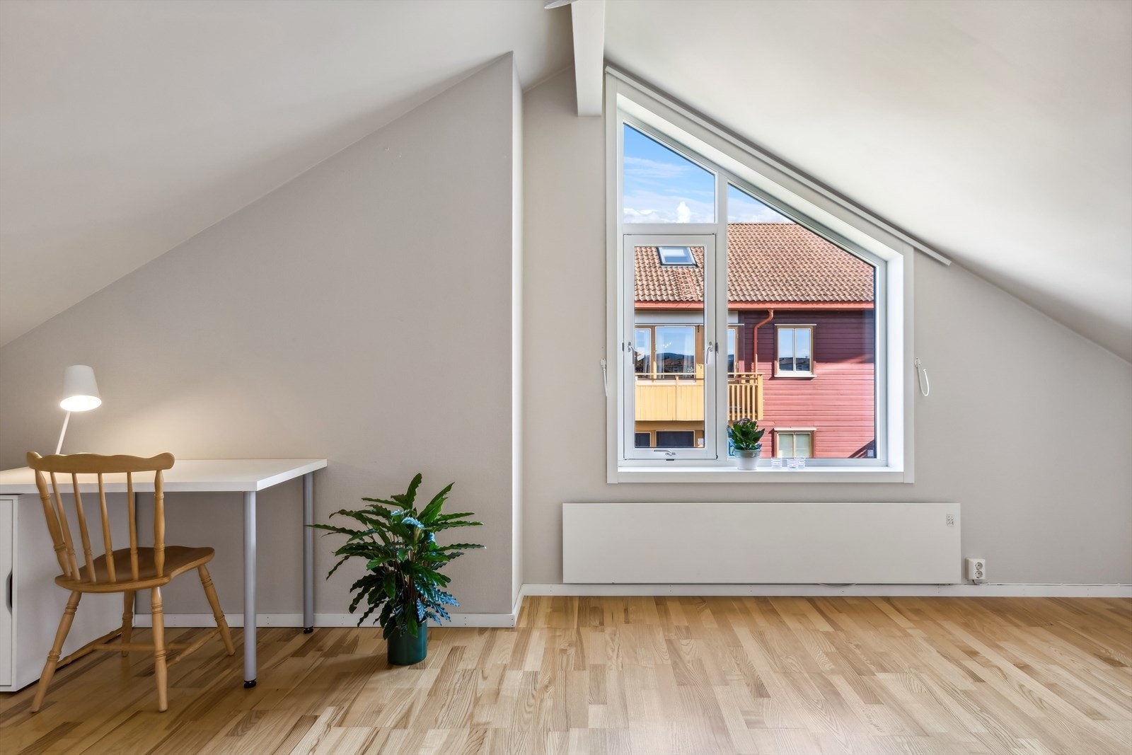 Soverommet i toppetasjen er målt til 13,8 kvm og har rikelig med plass til både seng, garderobe og pult Galleribilde