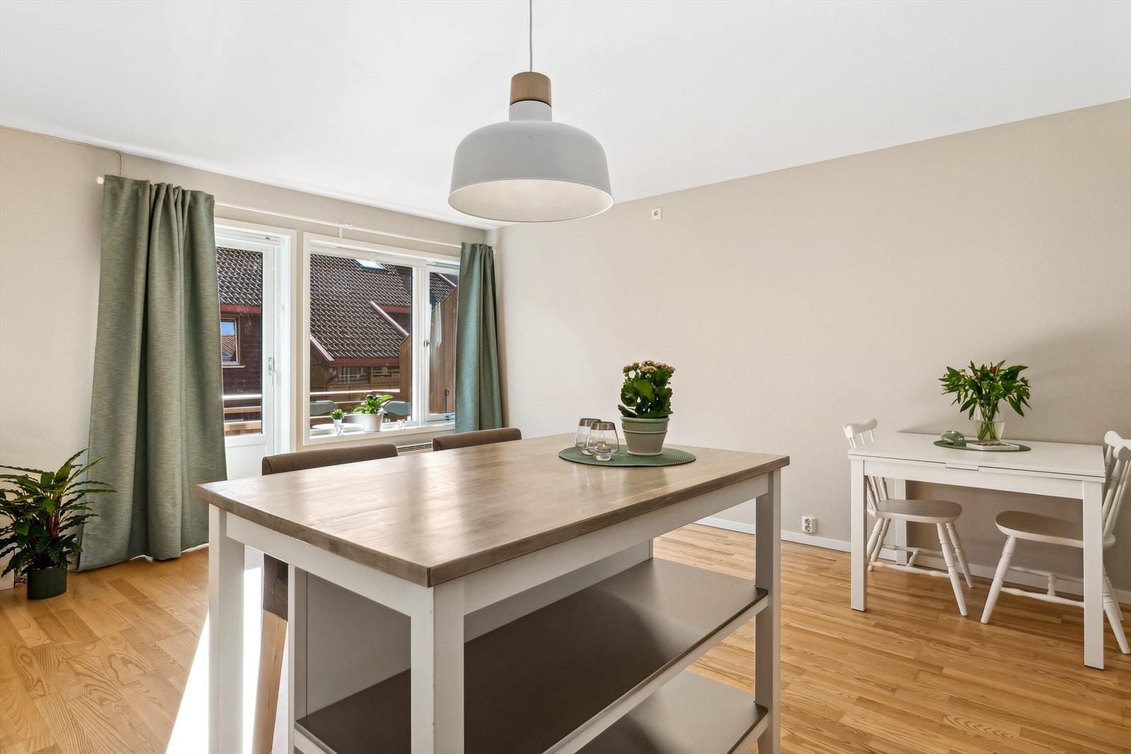 Stuen areal gir rom for flere soner. Her har man god plass til både sofagruppe og spisestue Galleribilde