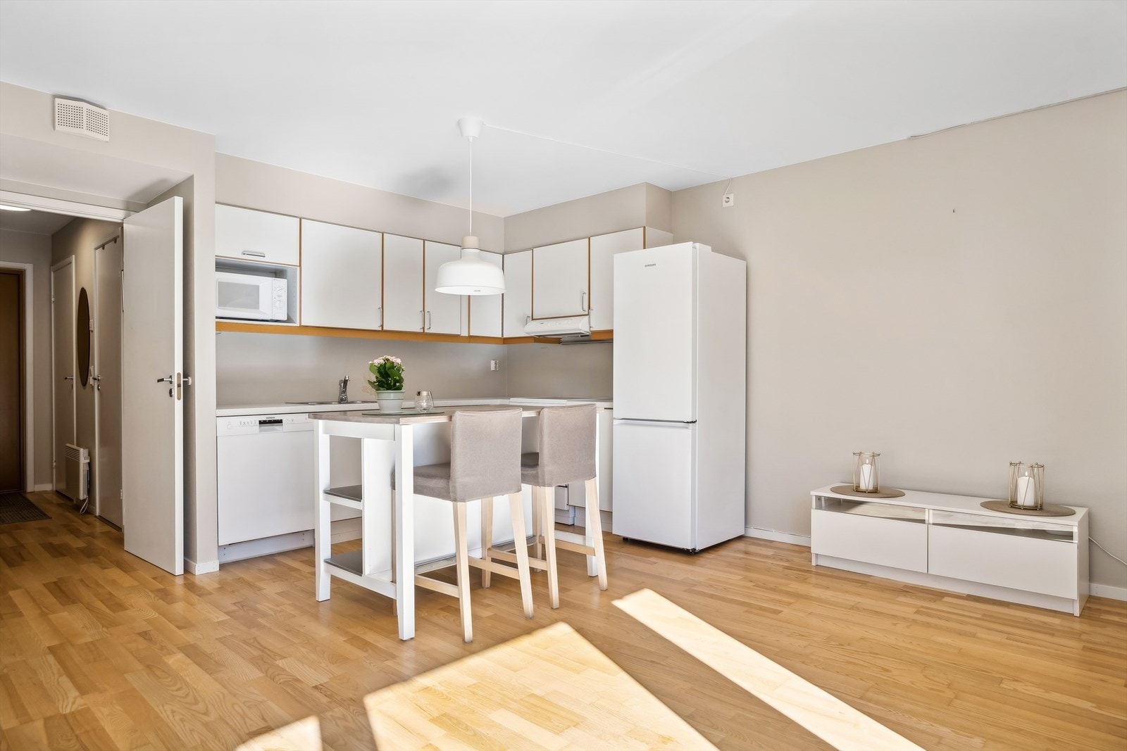 Stue-/kjøkken er oppmålt til hele 25,1 kvm som åpner for mange møbleringsmuligheter Galleribilde