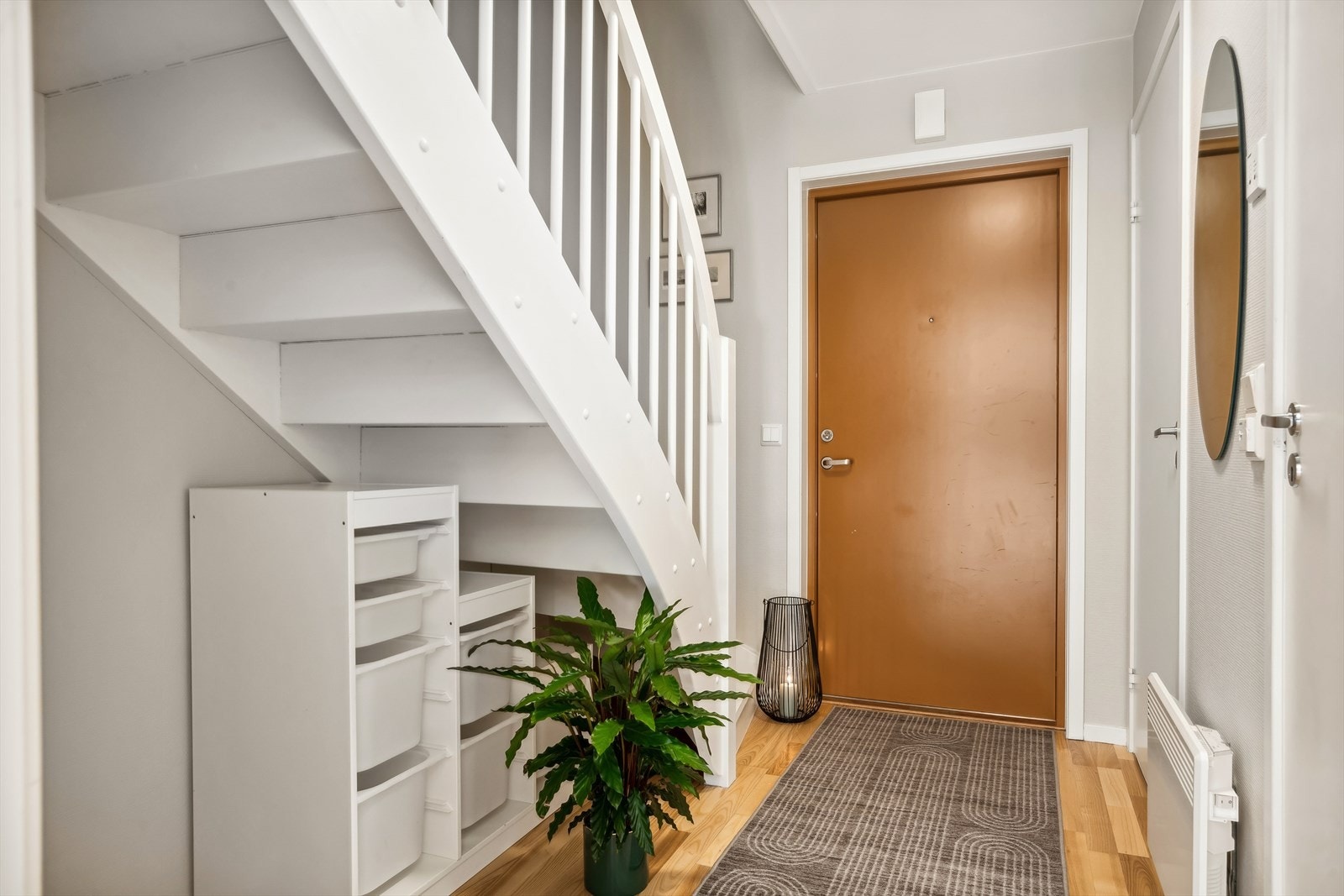 Leiligheten strekker seg over 2 etasjer og har en gjennomgående god planløsning Galleribilde