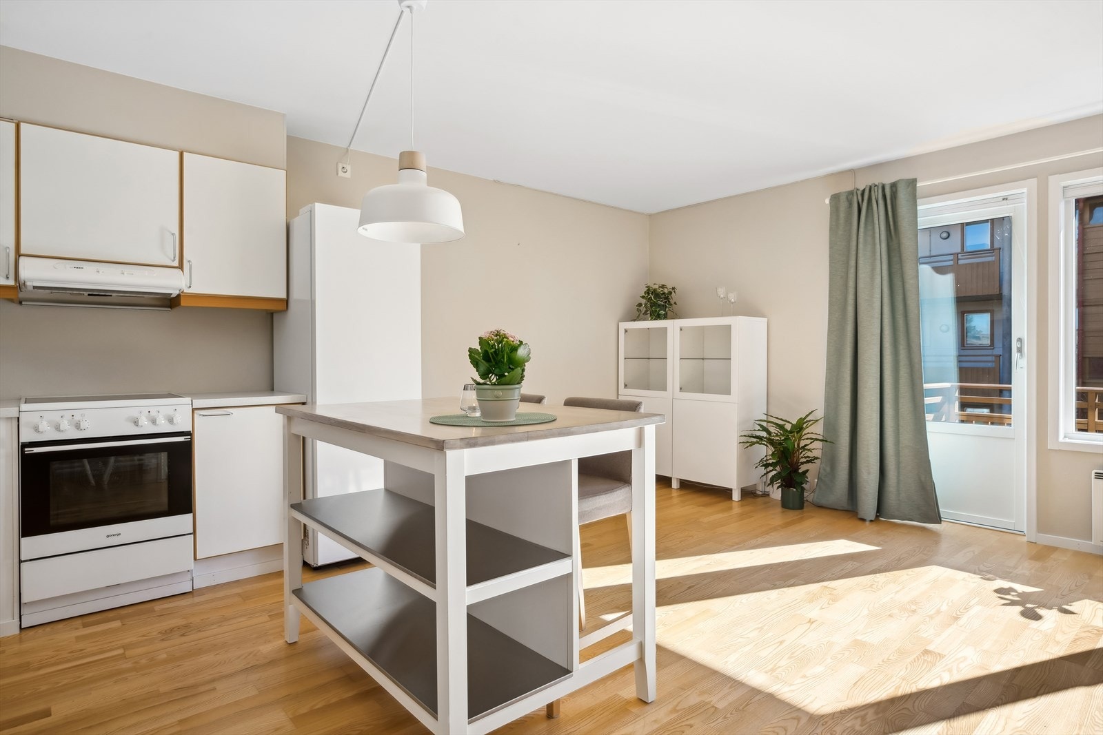 Boligen er oppmalt med moderne fargevalg og fremstår lys og tiltalende Galleribilde