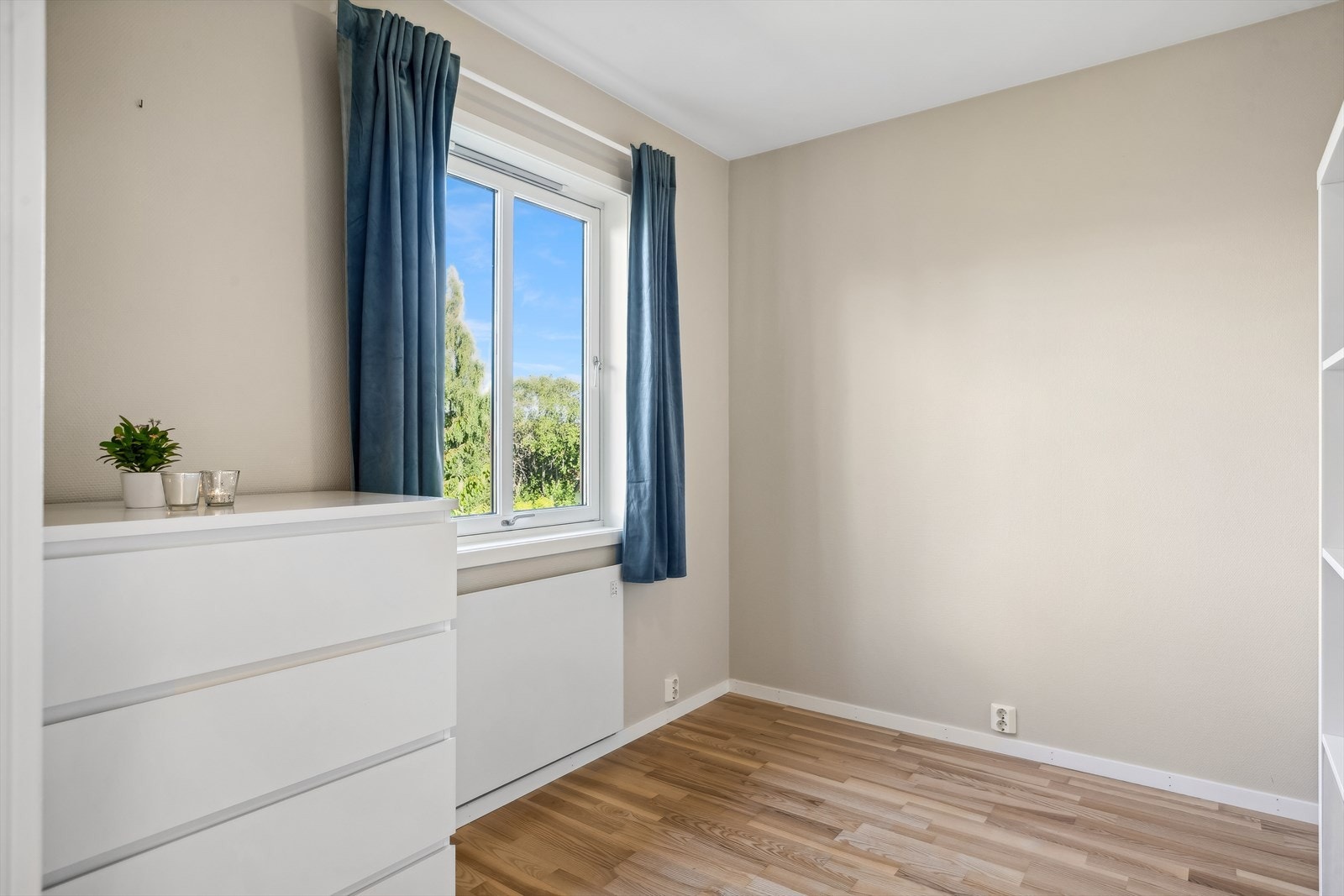 Soverommet i 2.etg har god plass til garderobeløsning og dobbeltseng Galleribilde