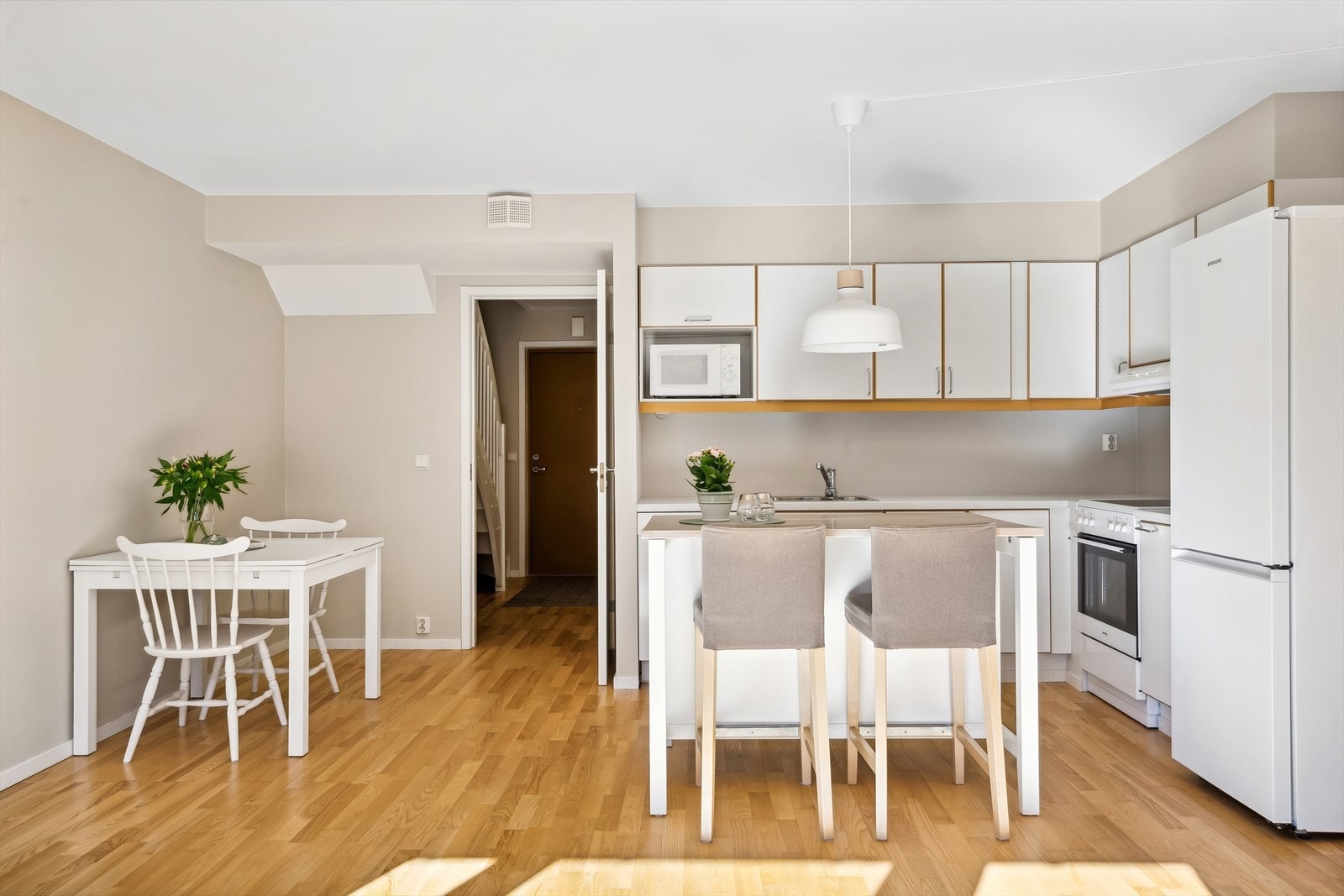 Mellom stuen og kjøkkenet er det etablert en praktisk kjøkkenøy med barløsning for de raske måltider Galleribilde