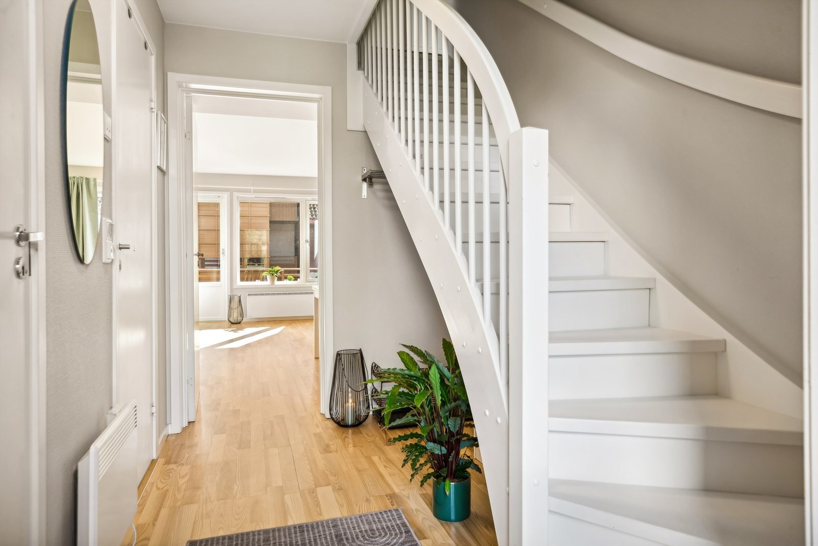 Mellom etasjene er det en praktisk trappegang med gode lagringsmuligheter Galleribilde