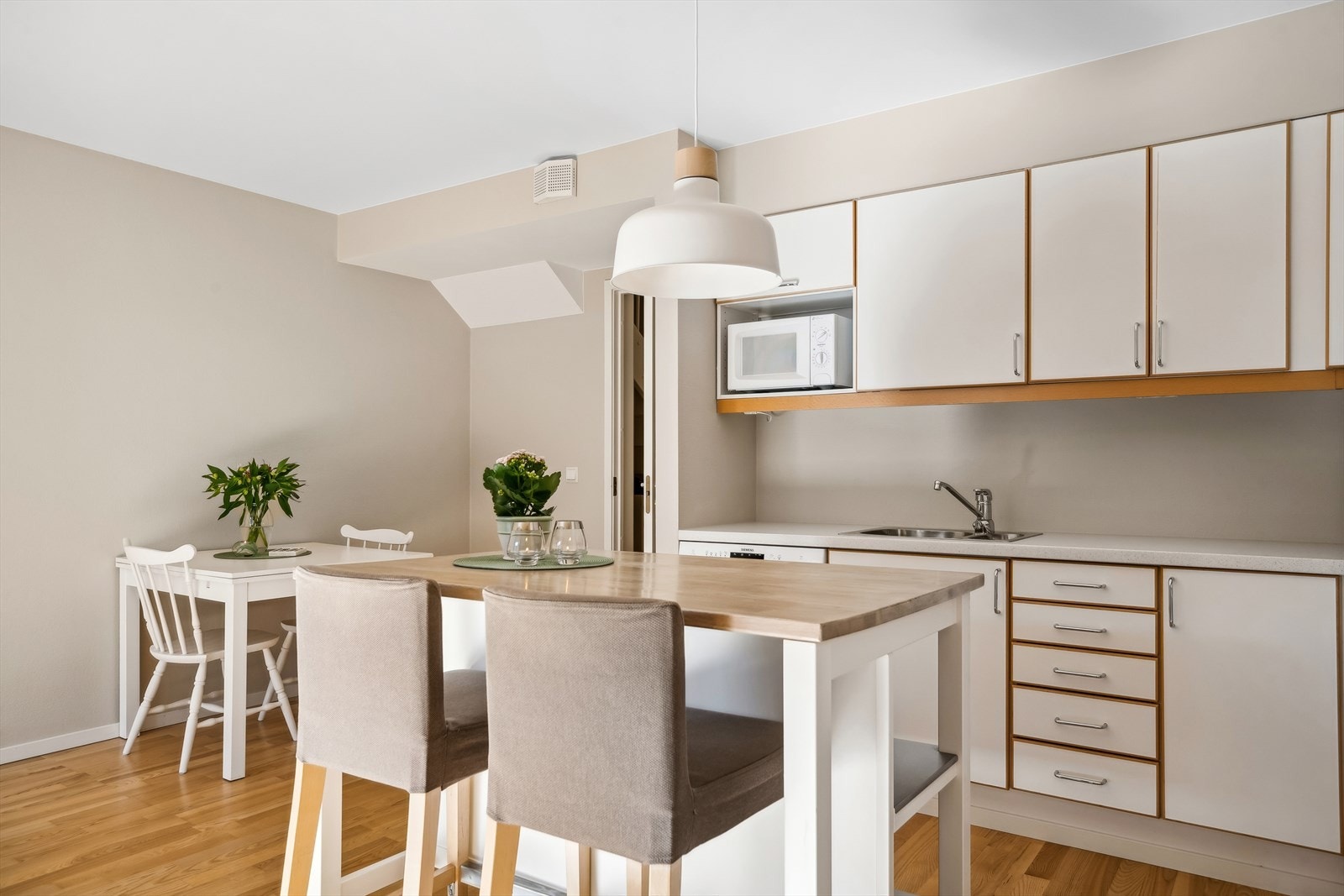 Kjøkkenet er godt utstyrt med rikelig utvalg av skap- og skuffeløsninger Galleribilde