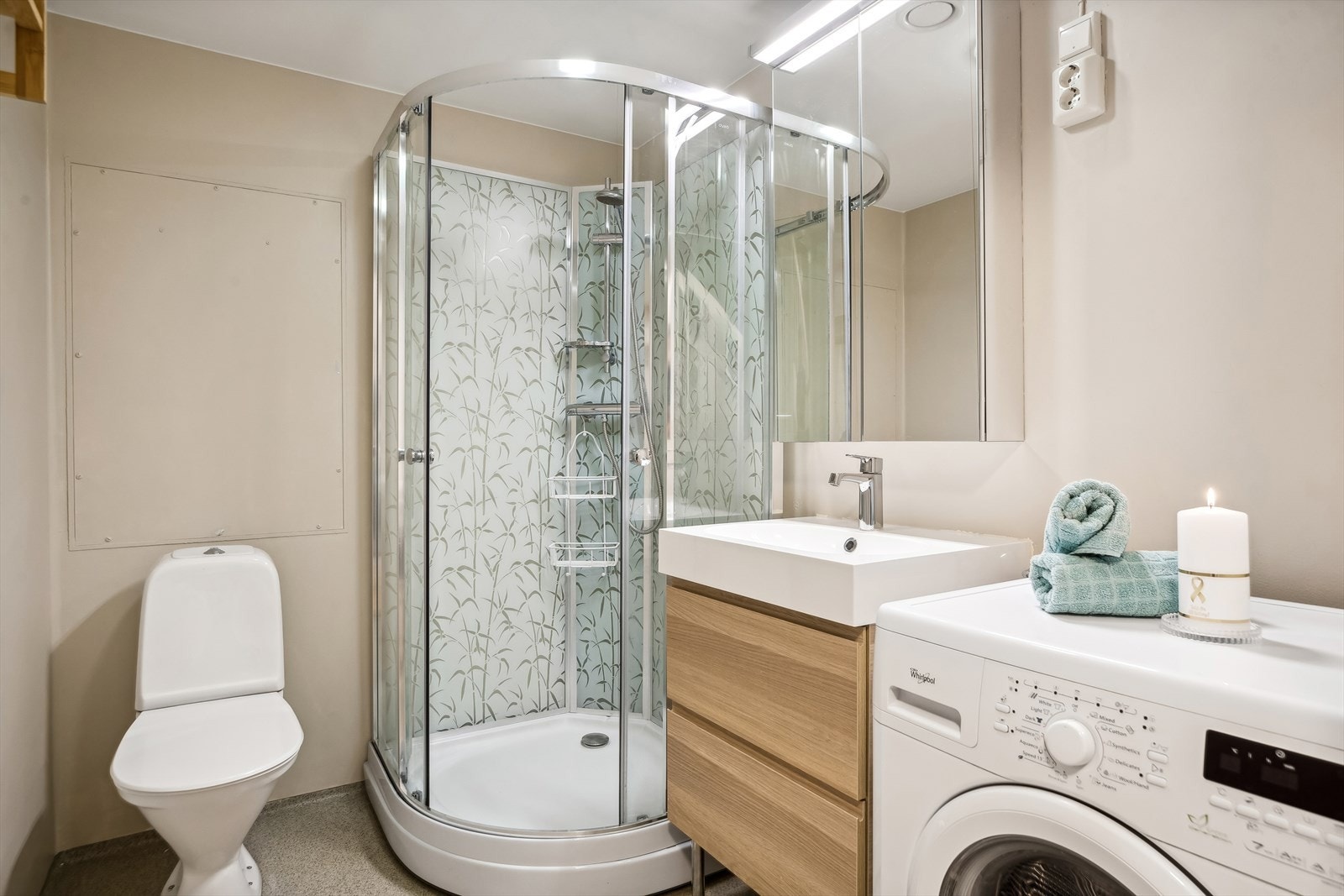 Baderommet har montert dusjkabinett og opplegg for vaskemaskin Galleribilde